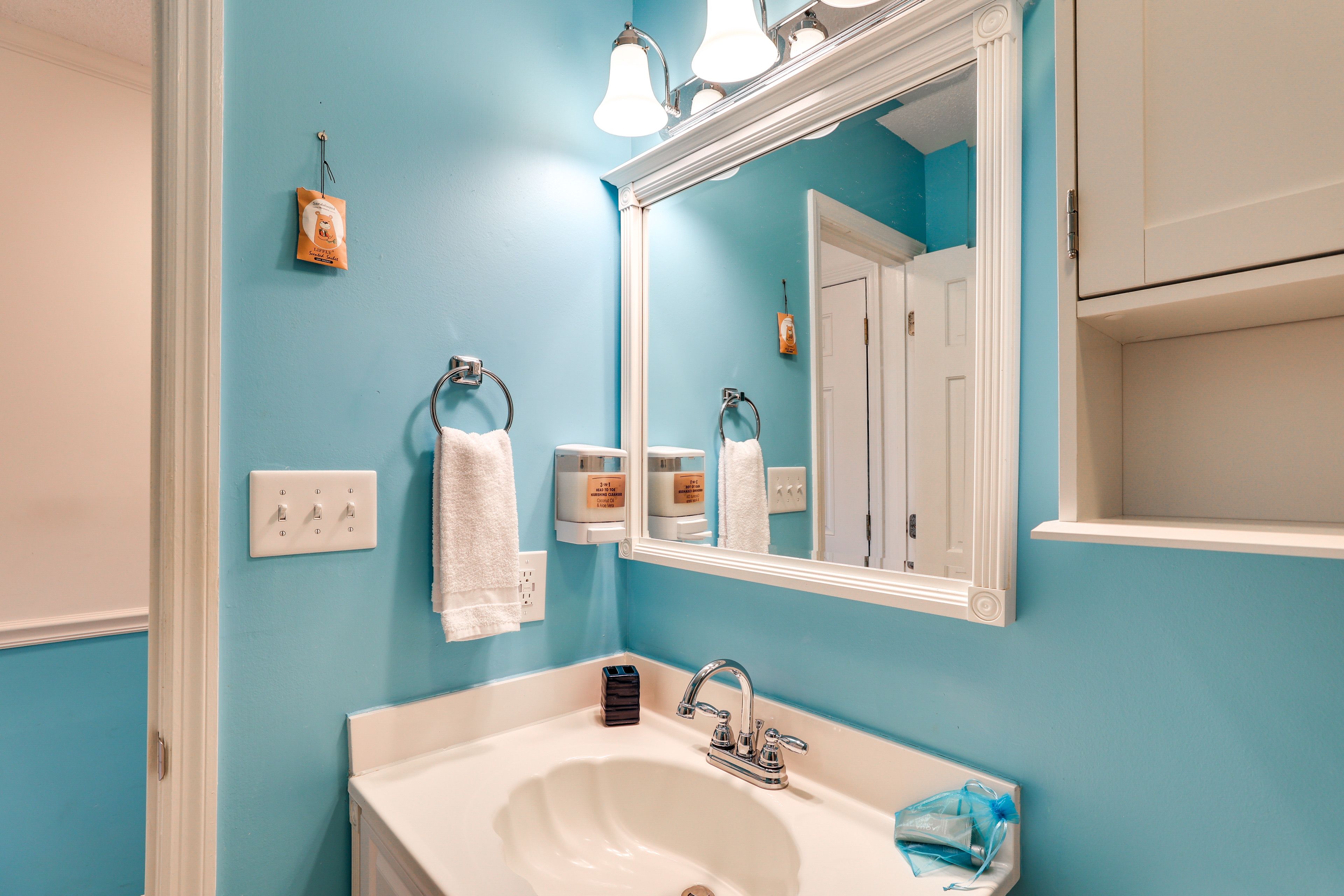 Full Bathroom | Complimentary Toiletries
