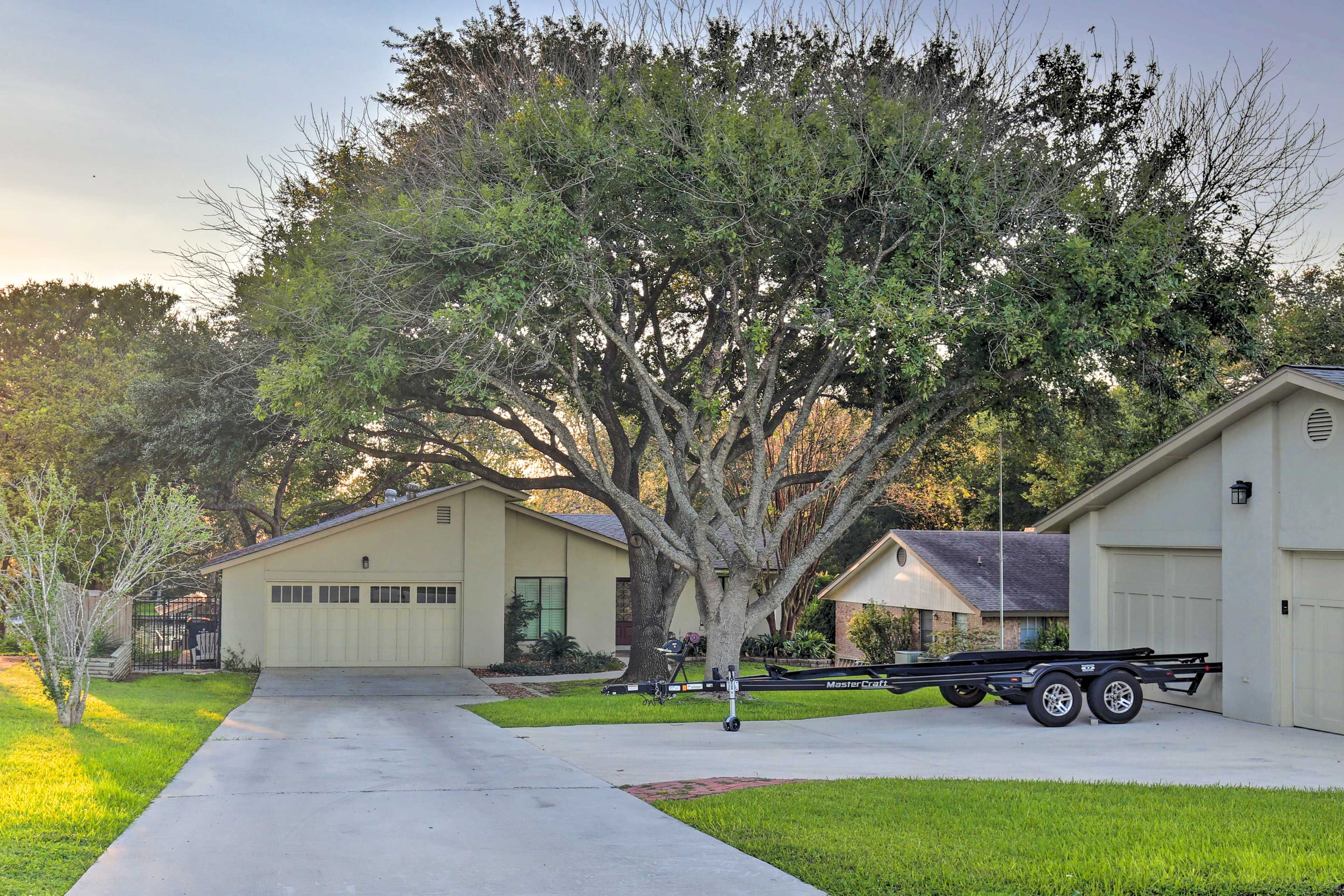 Parking | Driveway (5 Vehicles) | Trailer Parking