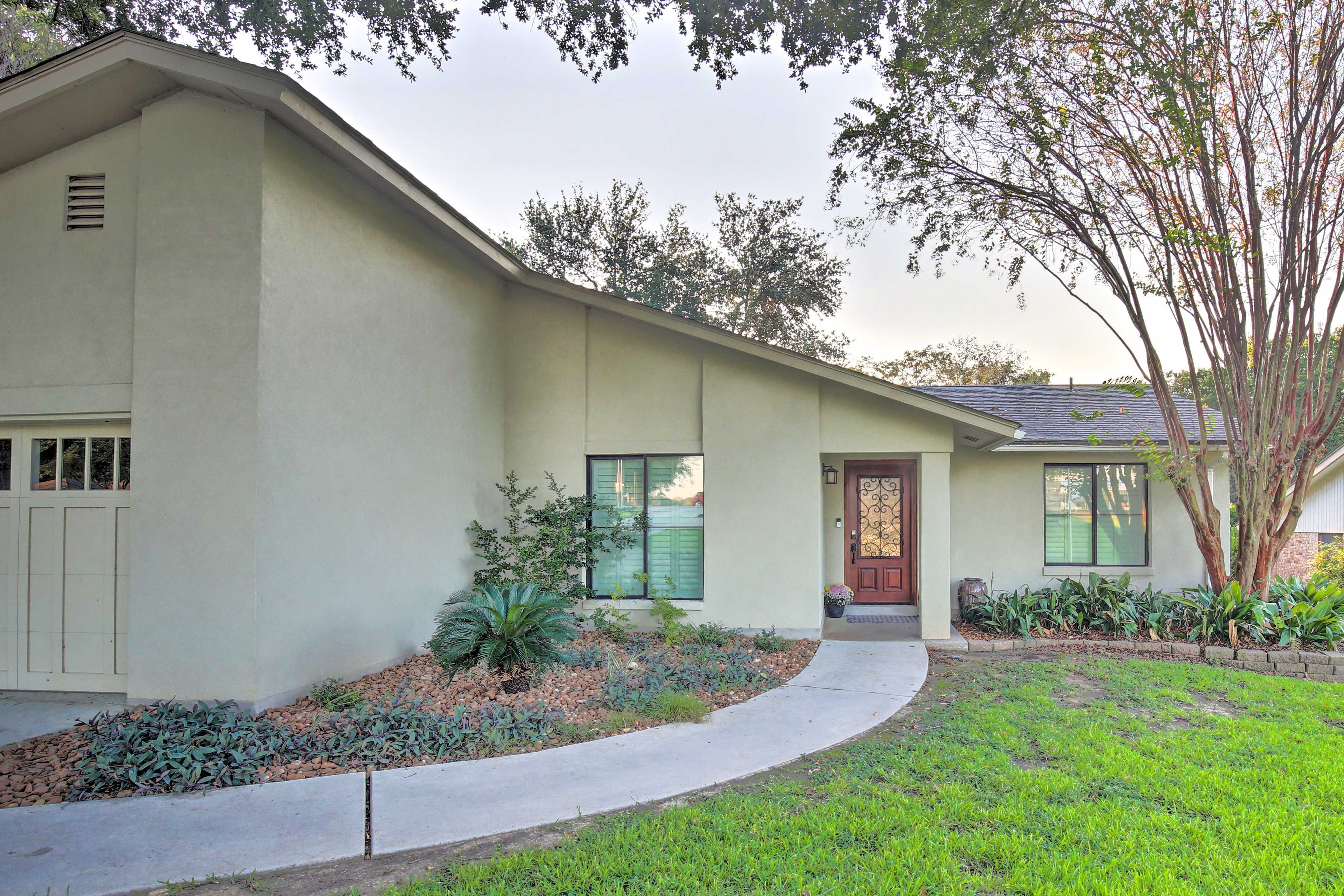 Exterior | 1 Step Required to Enter | Keyless Entry