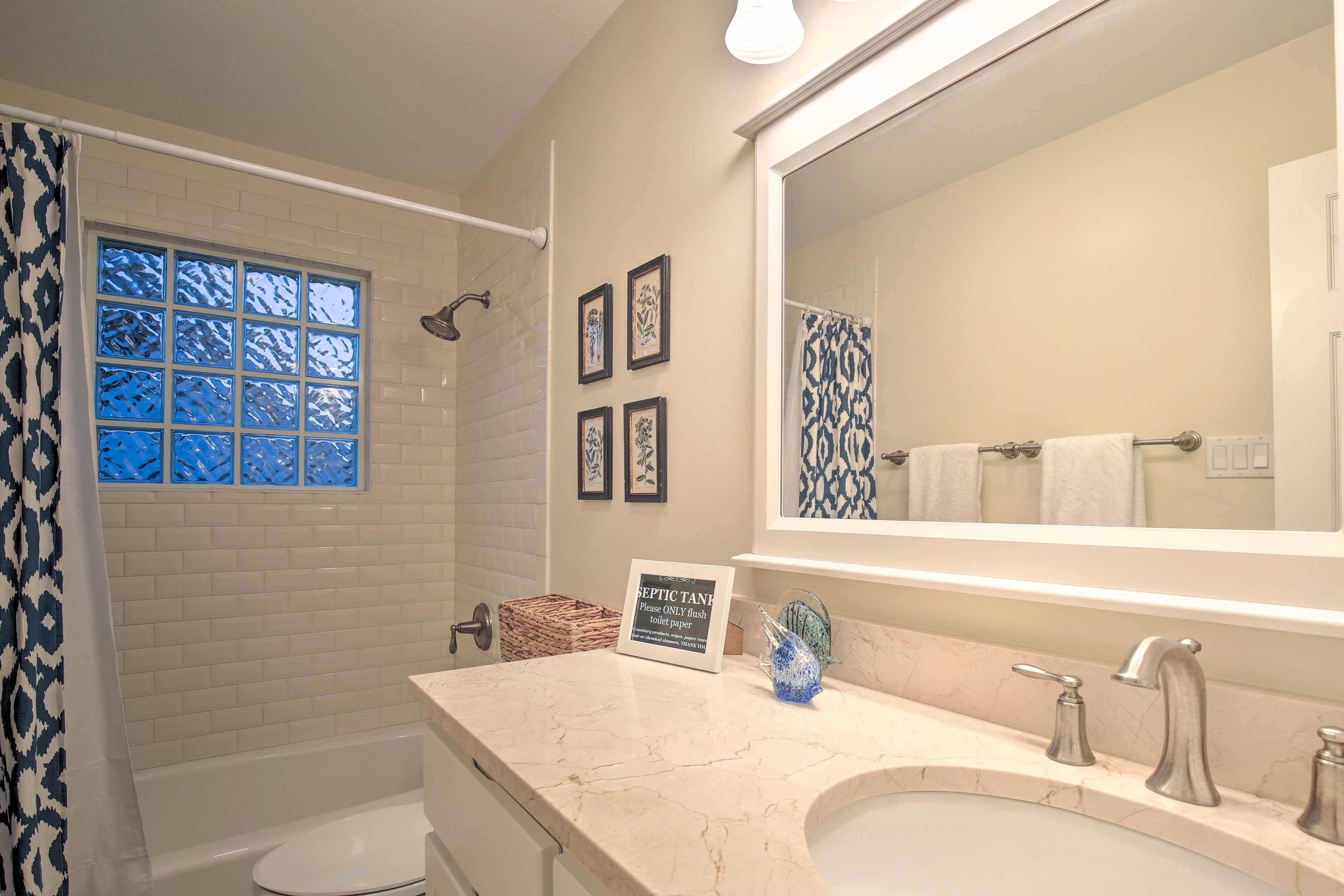 Full Bathroom | Towels Provided