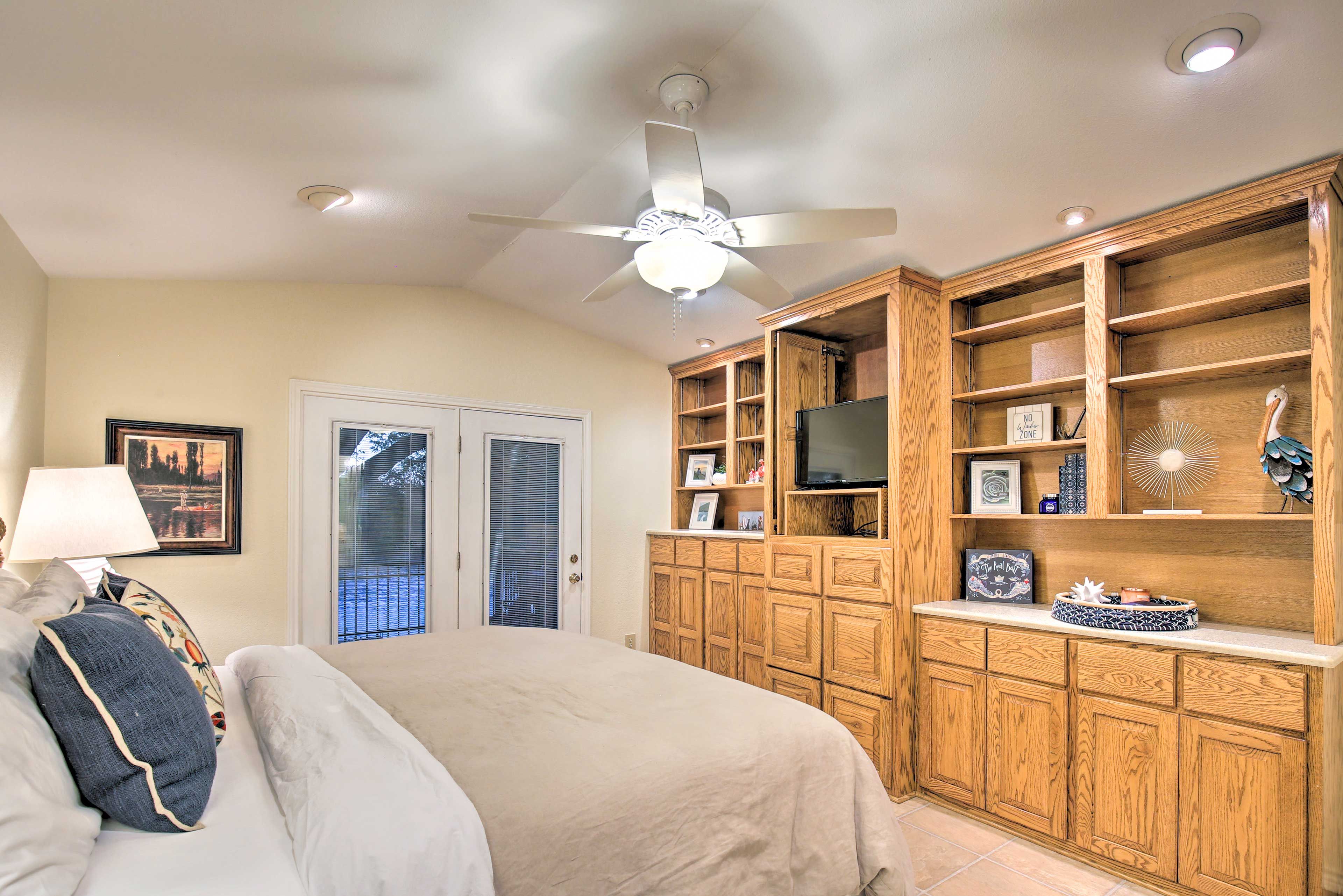 Bedroom 1 | Smart TV | Deck Access | En-Suite Bathroom