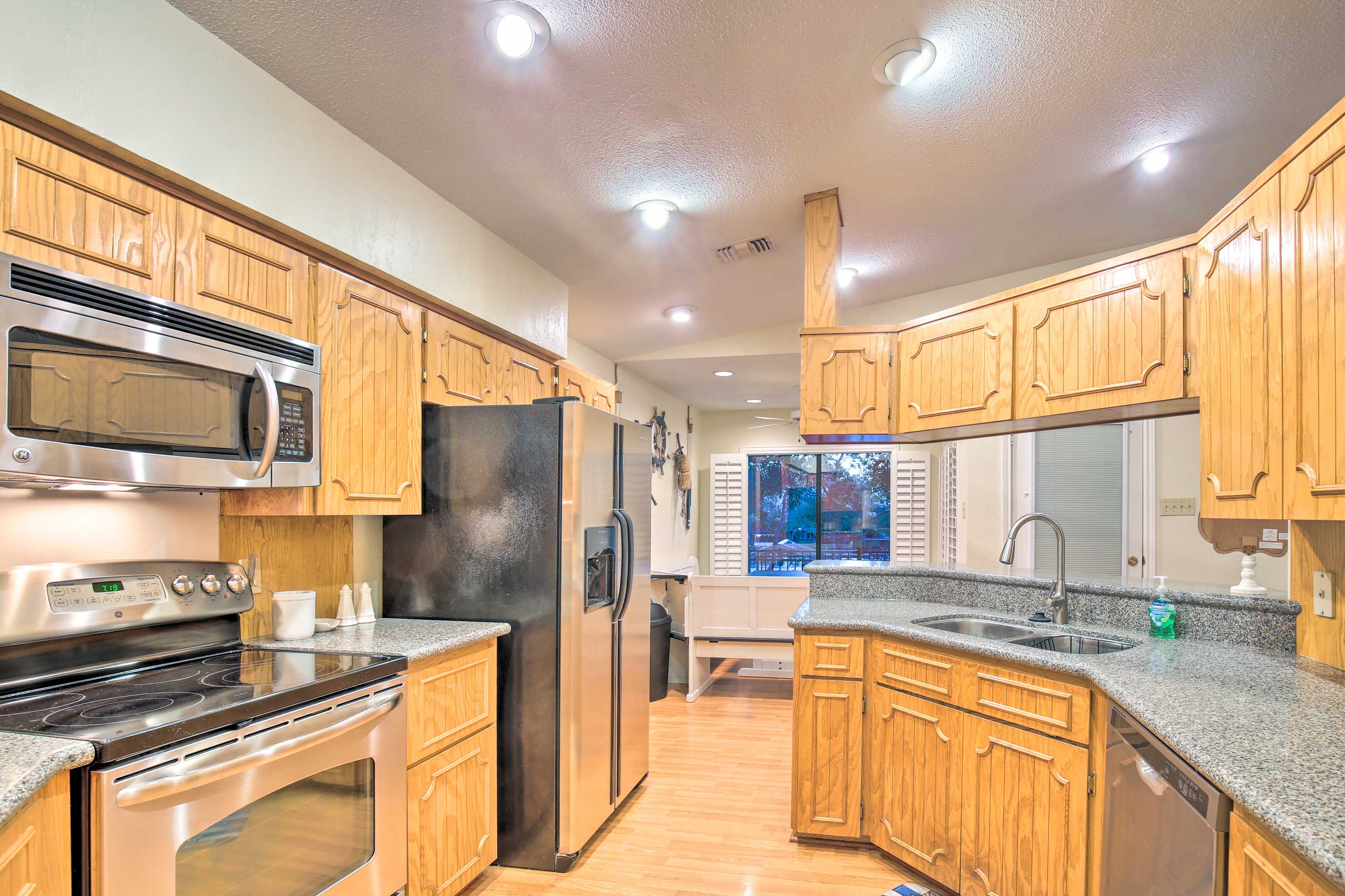 Kitchen | Fully Equipped w/ Cooking Basics