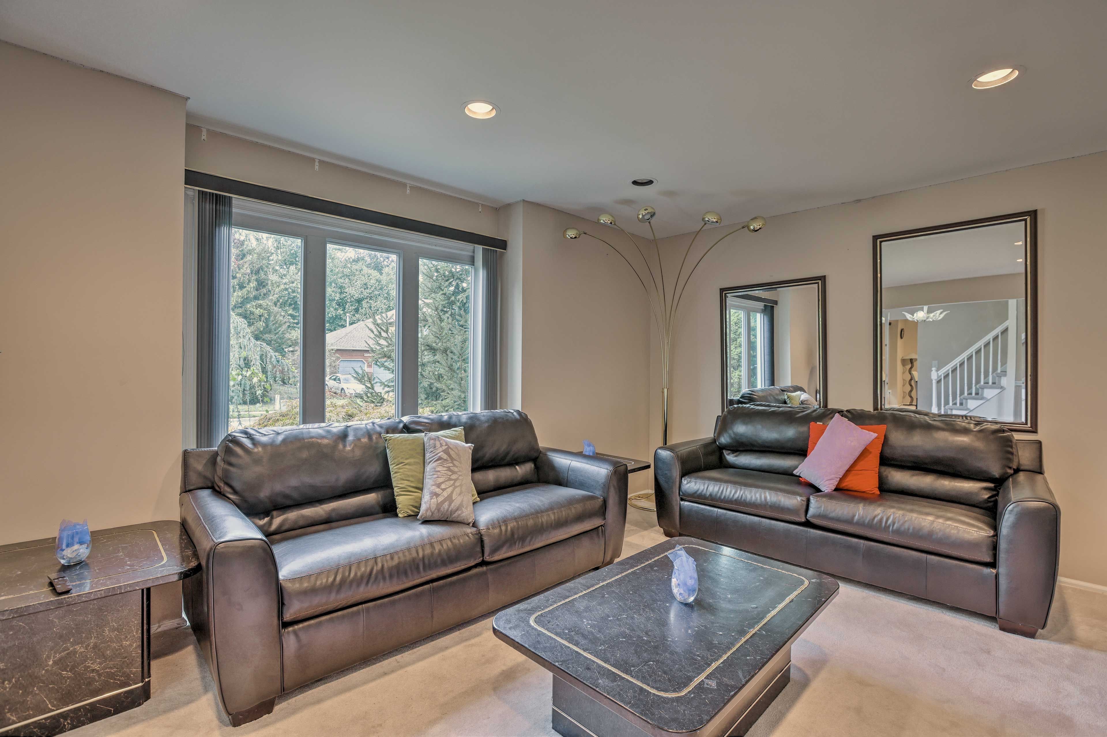 Living Room w/ Sleeper Sofa
