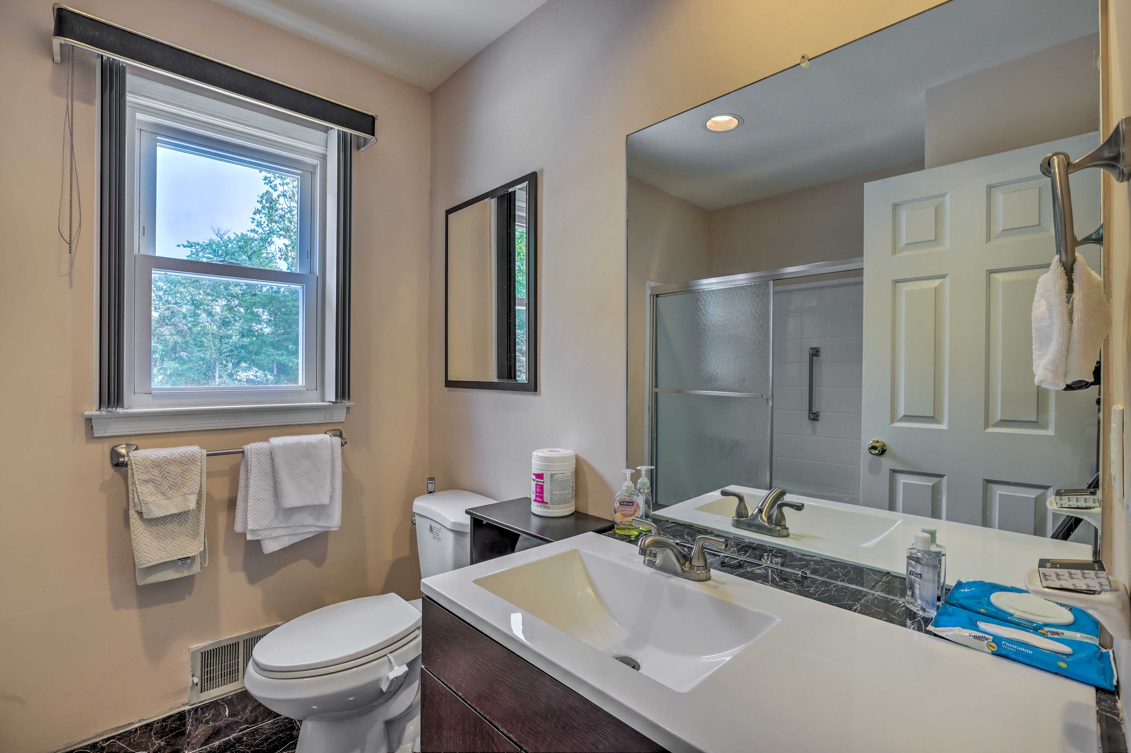 Full Bathroom | Complimentary Toiletries