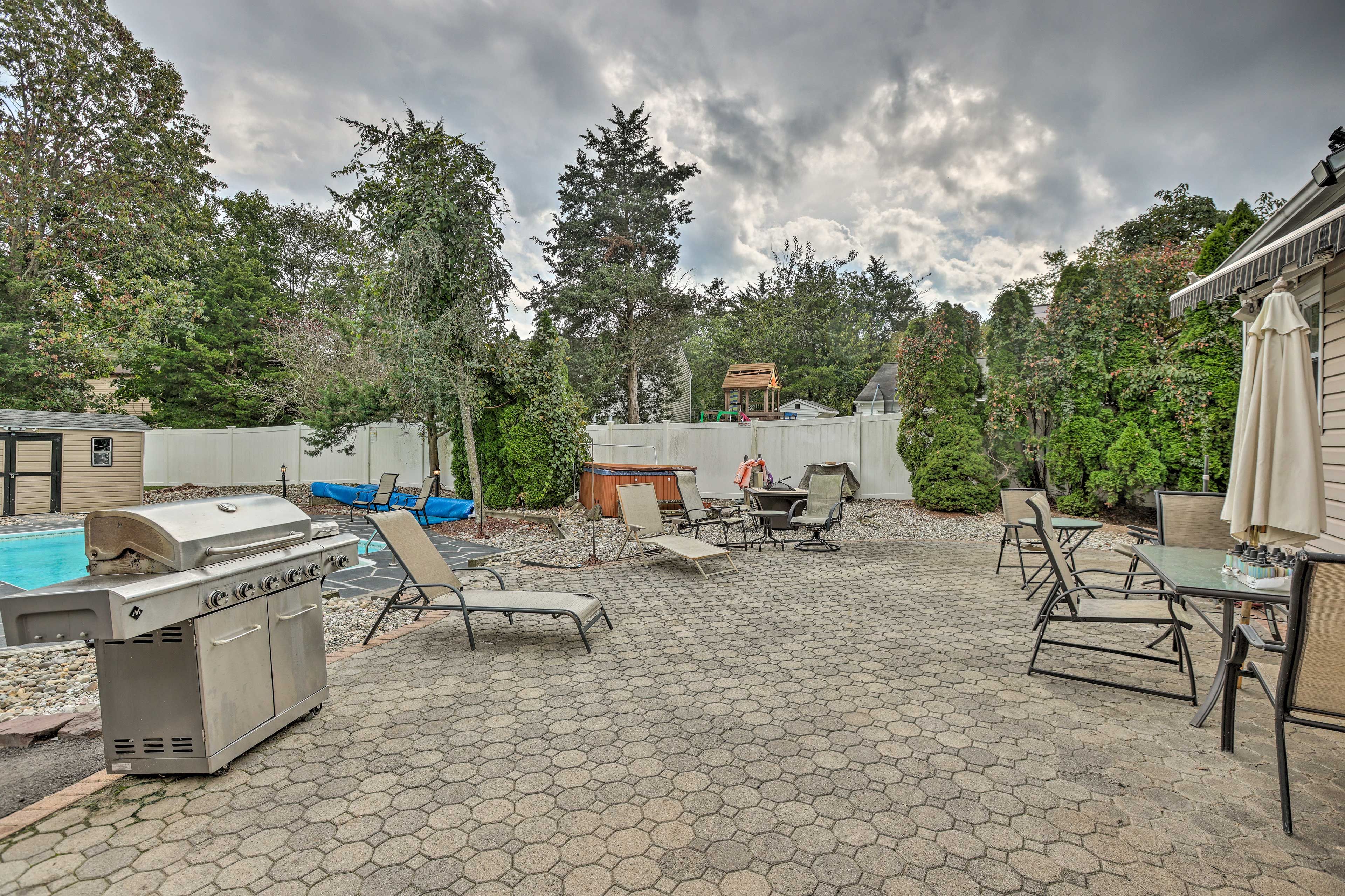 Backyard Oasis | Gas Grill | Propane Provided | Hot Tub