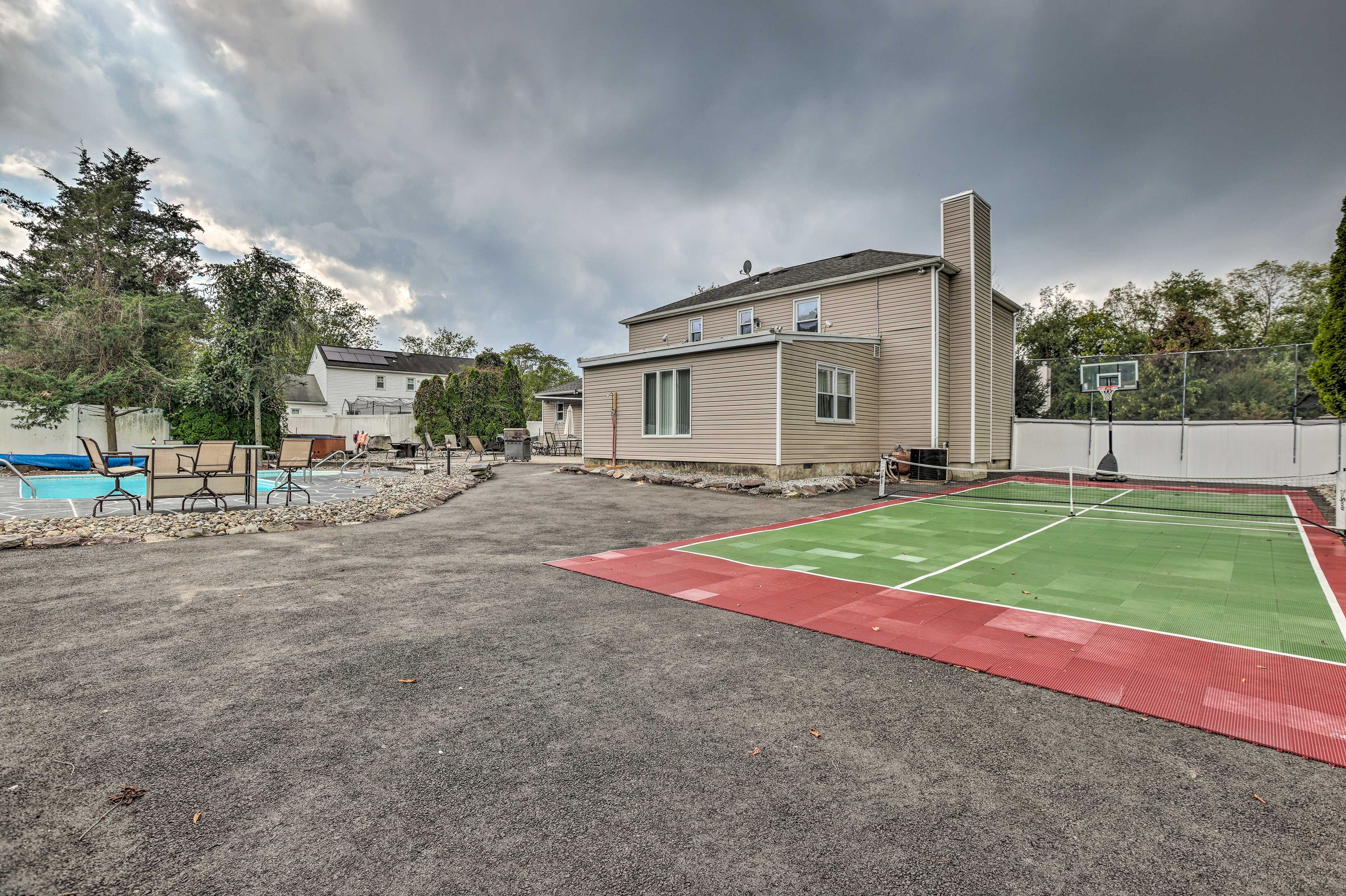 Private Tennis Court | Basketball Hoop