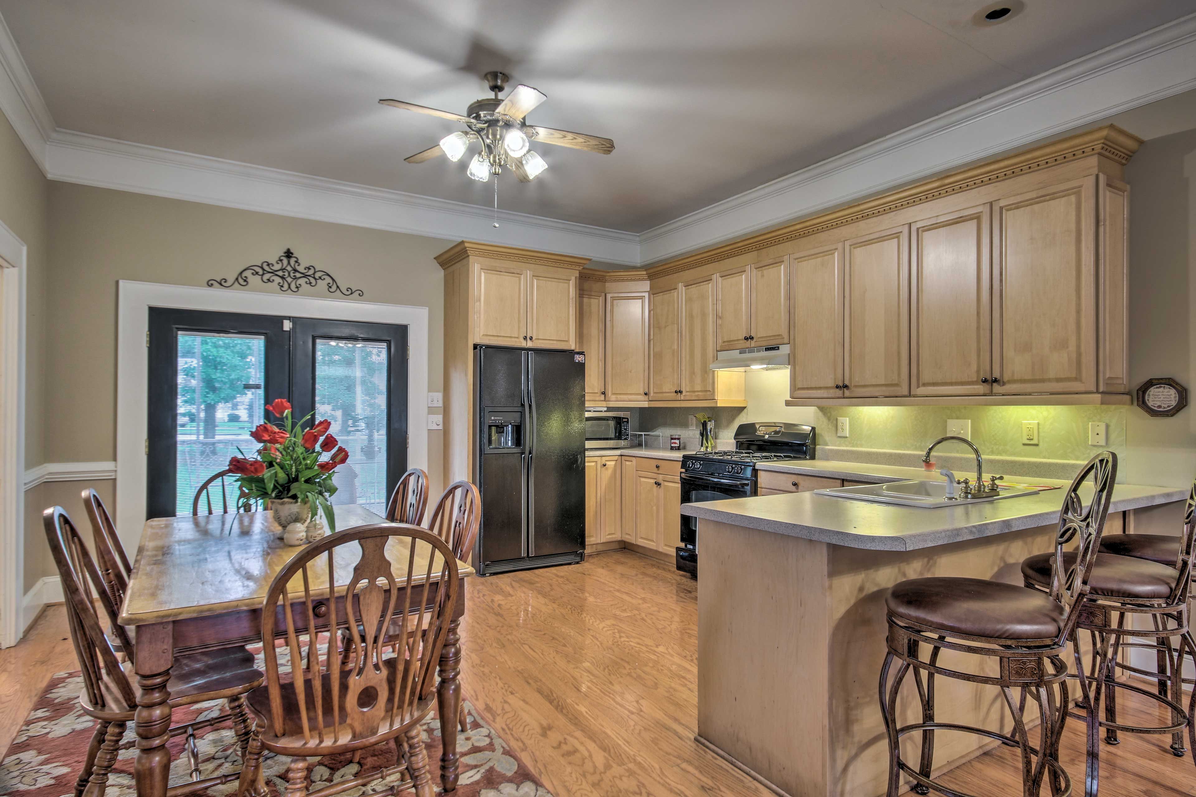 Fully Equipped Kitchen | Microwave