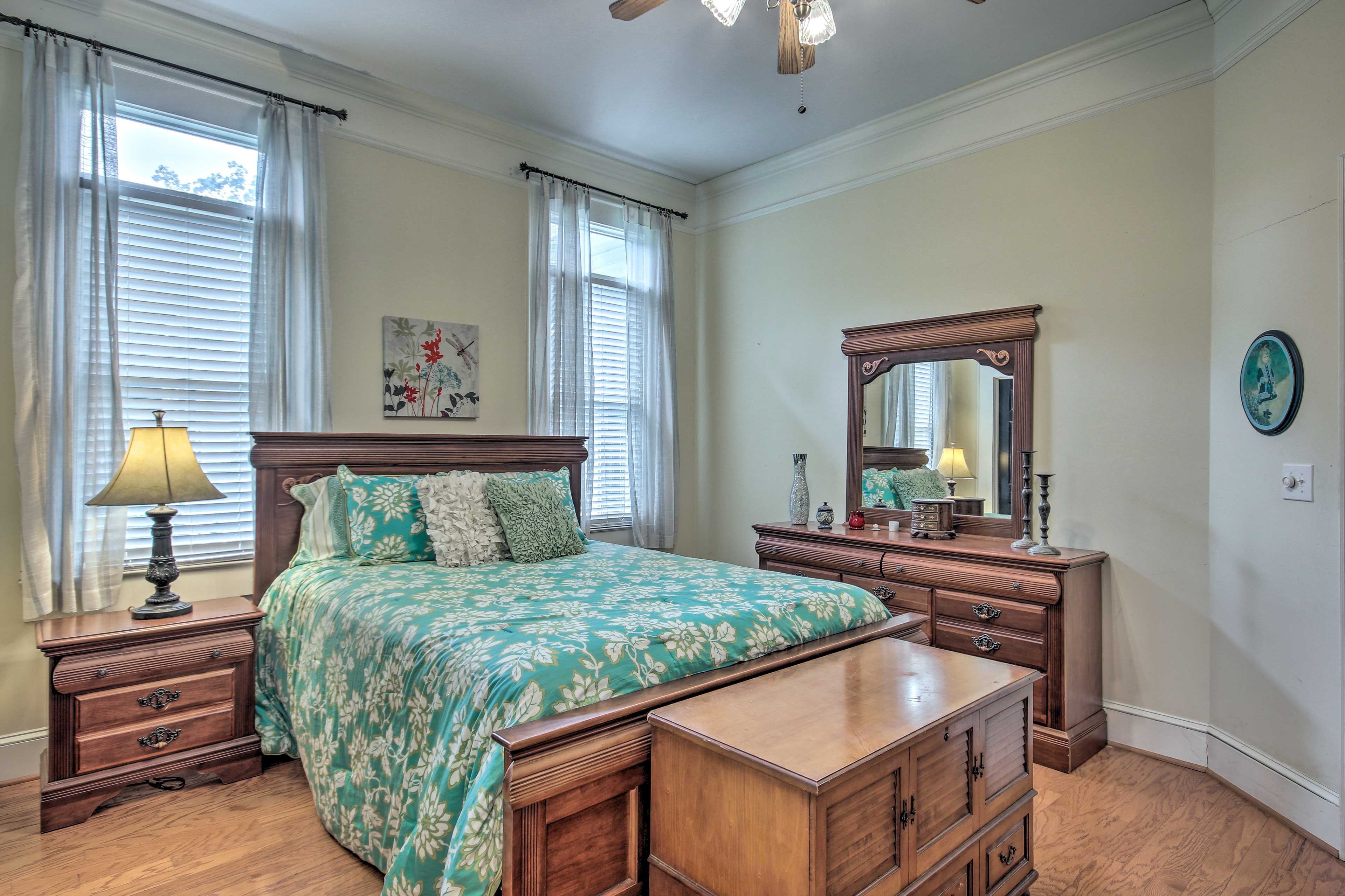 Bedroom 1 | Queen Bed