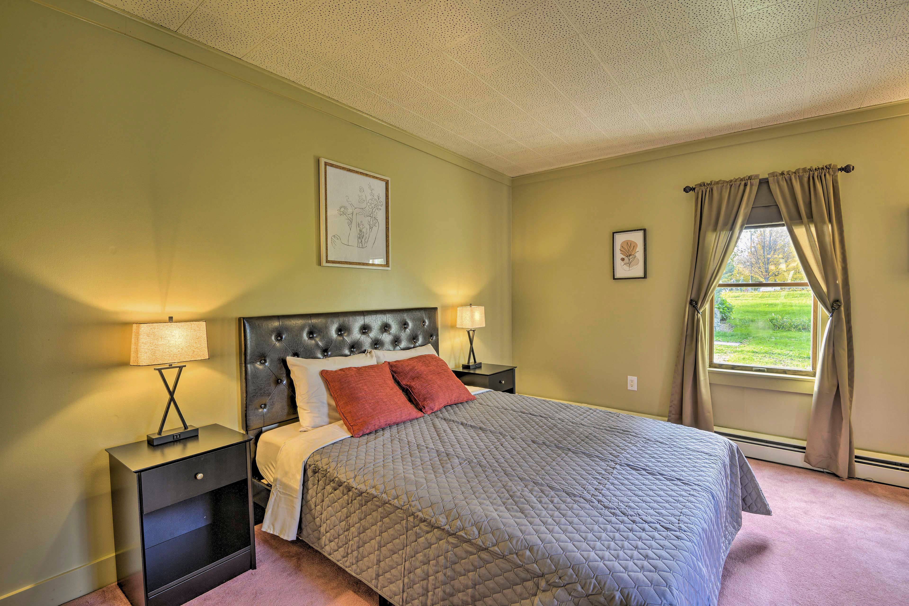 Bedroom 1 | Queen Bed