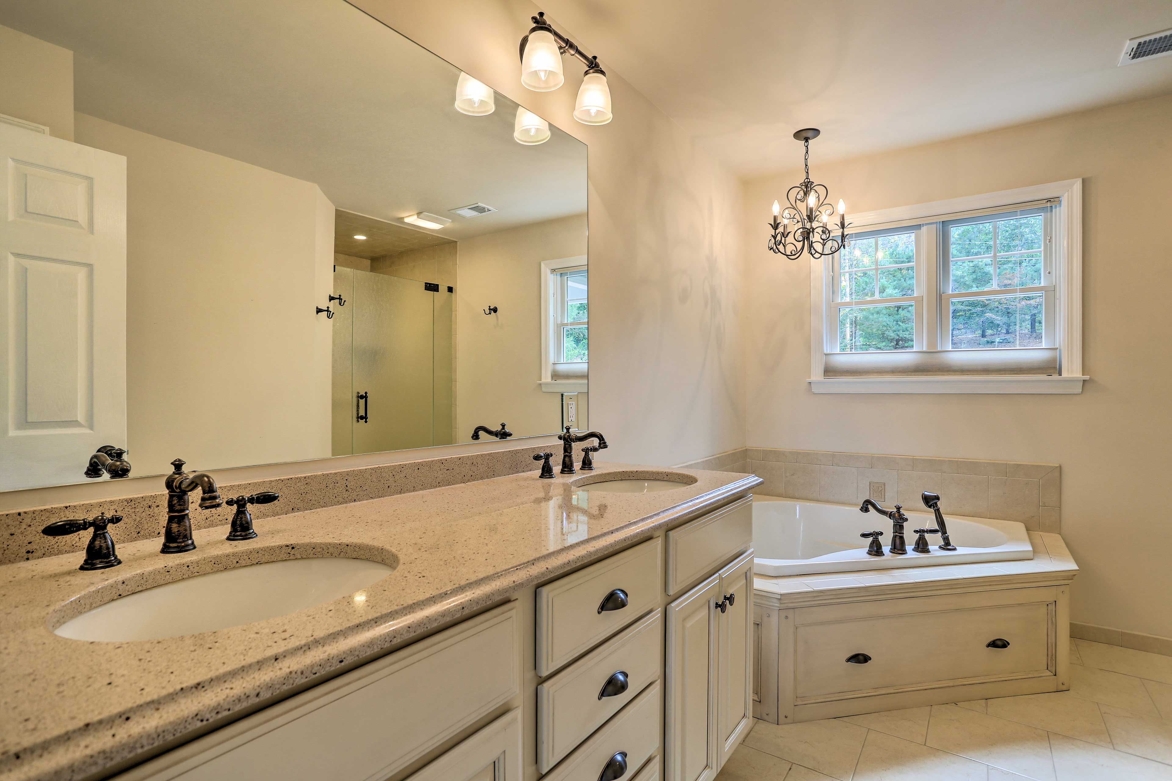 En-Suite Bathroom | Towels Provided | Complimentary Toiletries