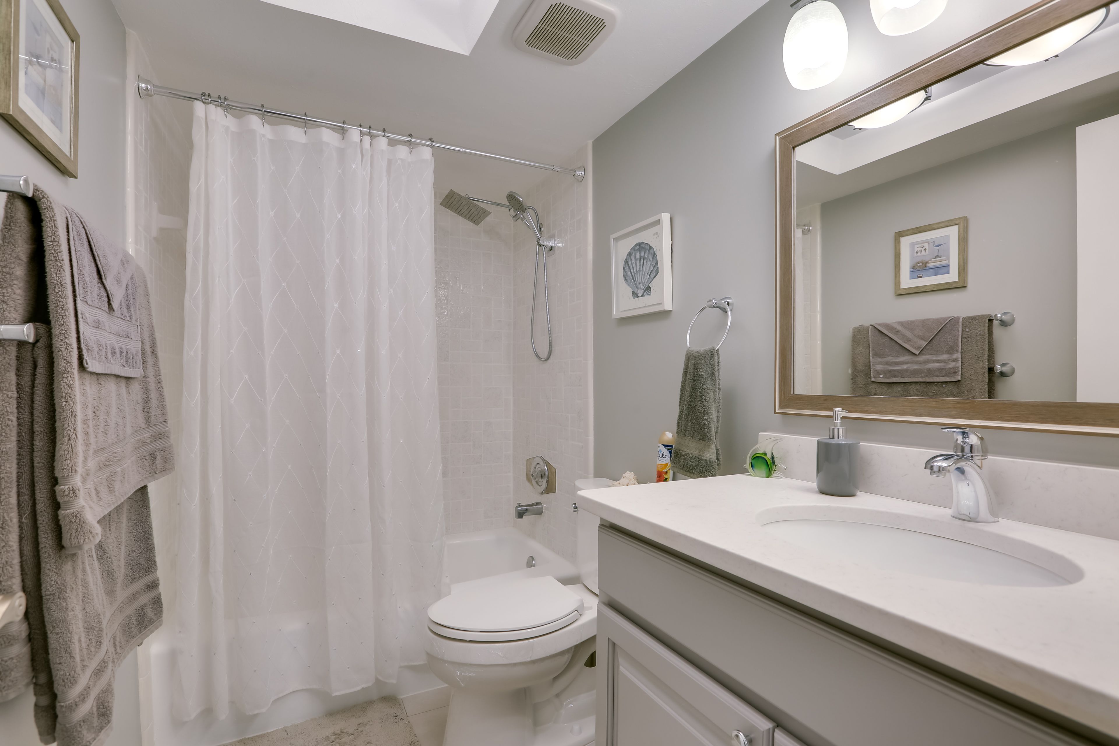 Full Bathroom | Hair Dryer | Towels Provided