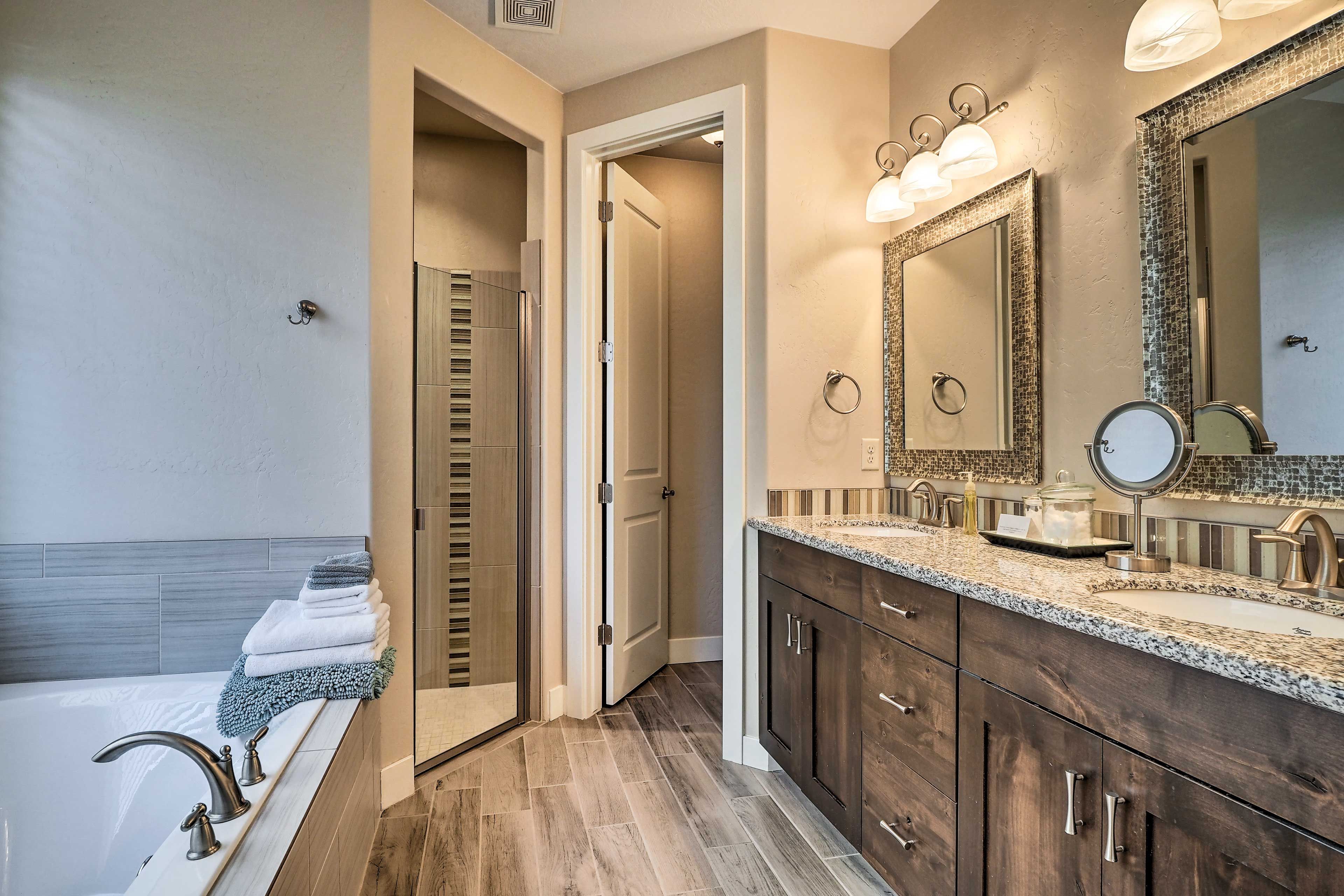 Full Bathroom | Access via Bedroom 1 | Complimentary Toiletries