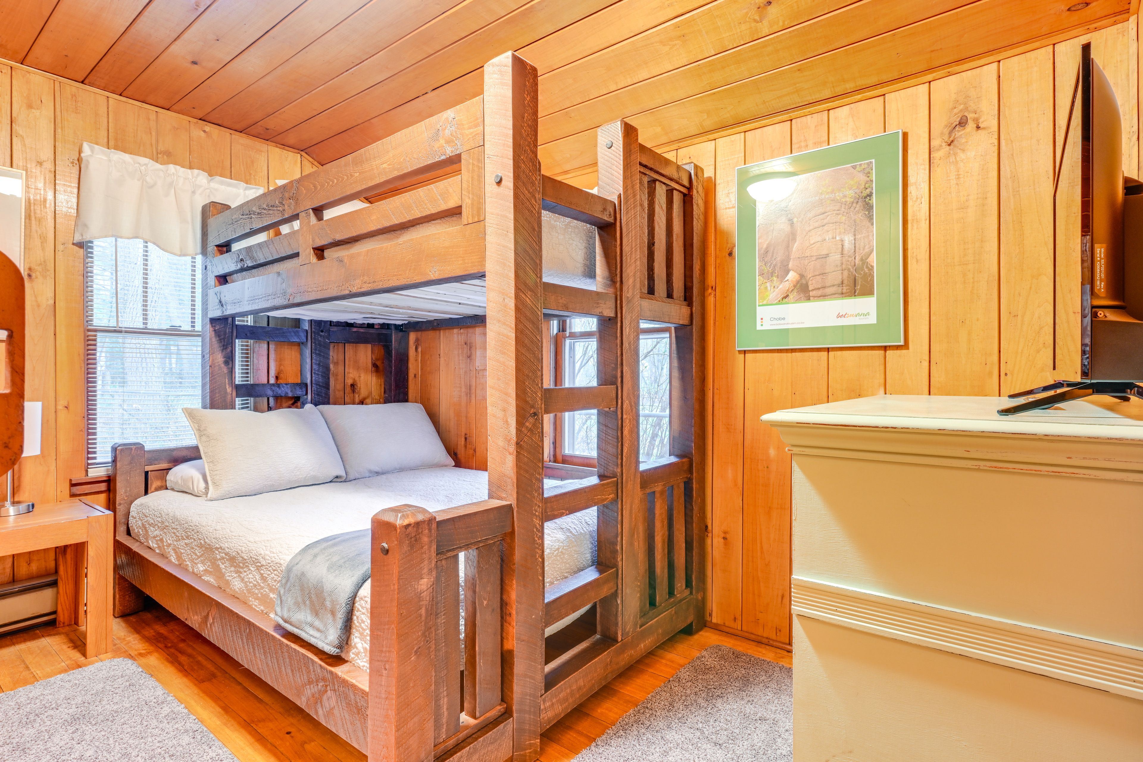 Bedroom 2 | Twin/Full Bunk Bed
