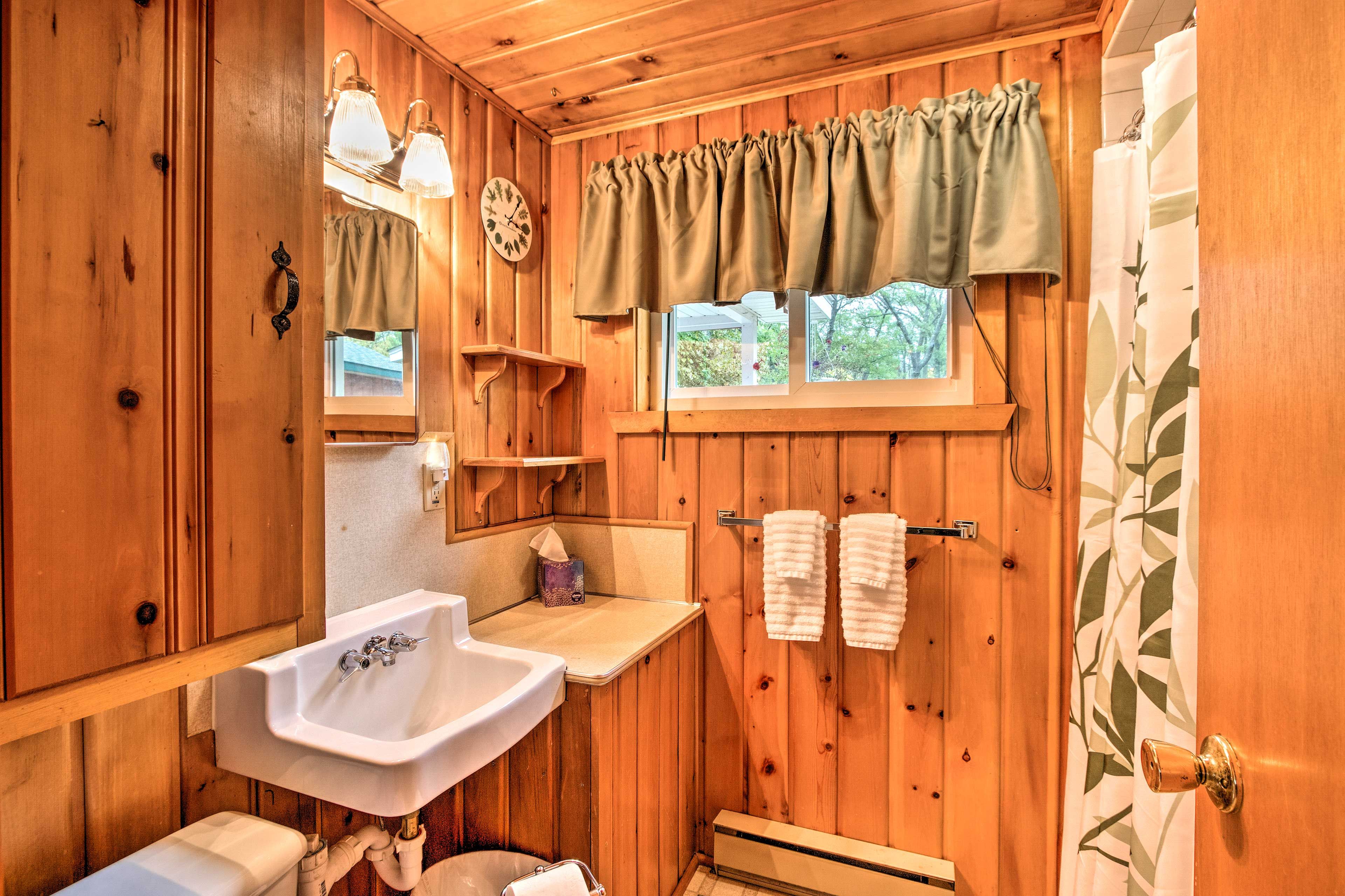 Bathroom | Towels Provided | Complimentary Toiletries | Hair Dryer