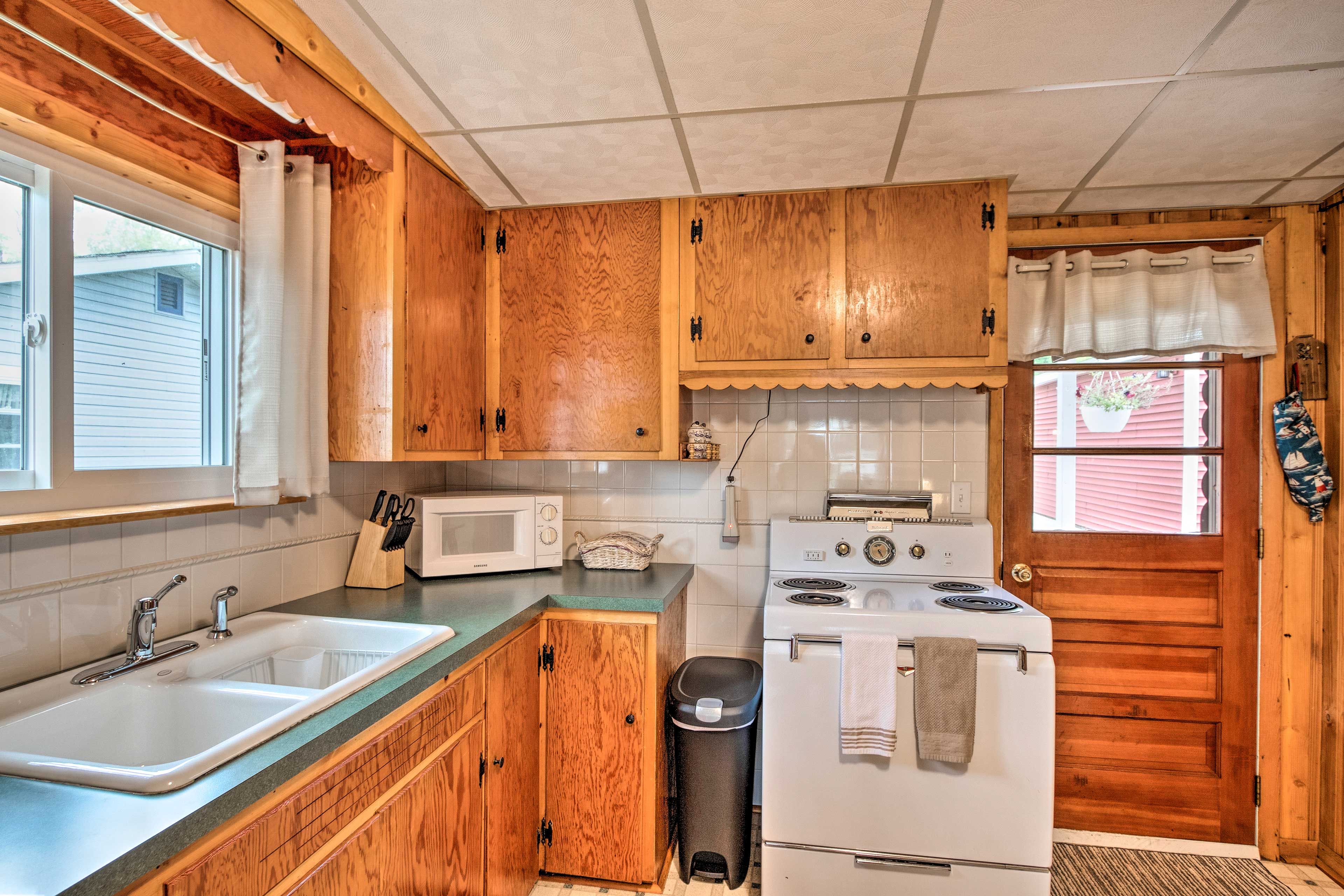 Kitchen | Paper Towels/Trash Bags Provided