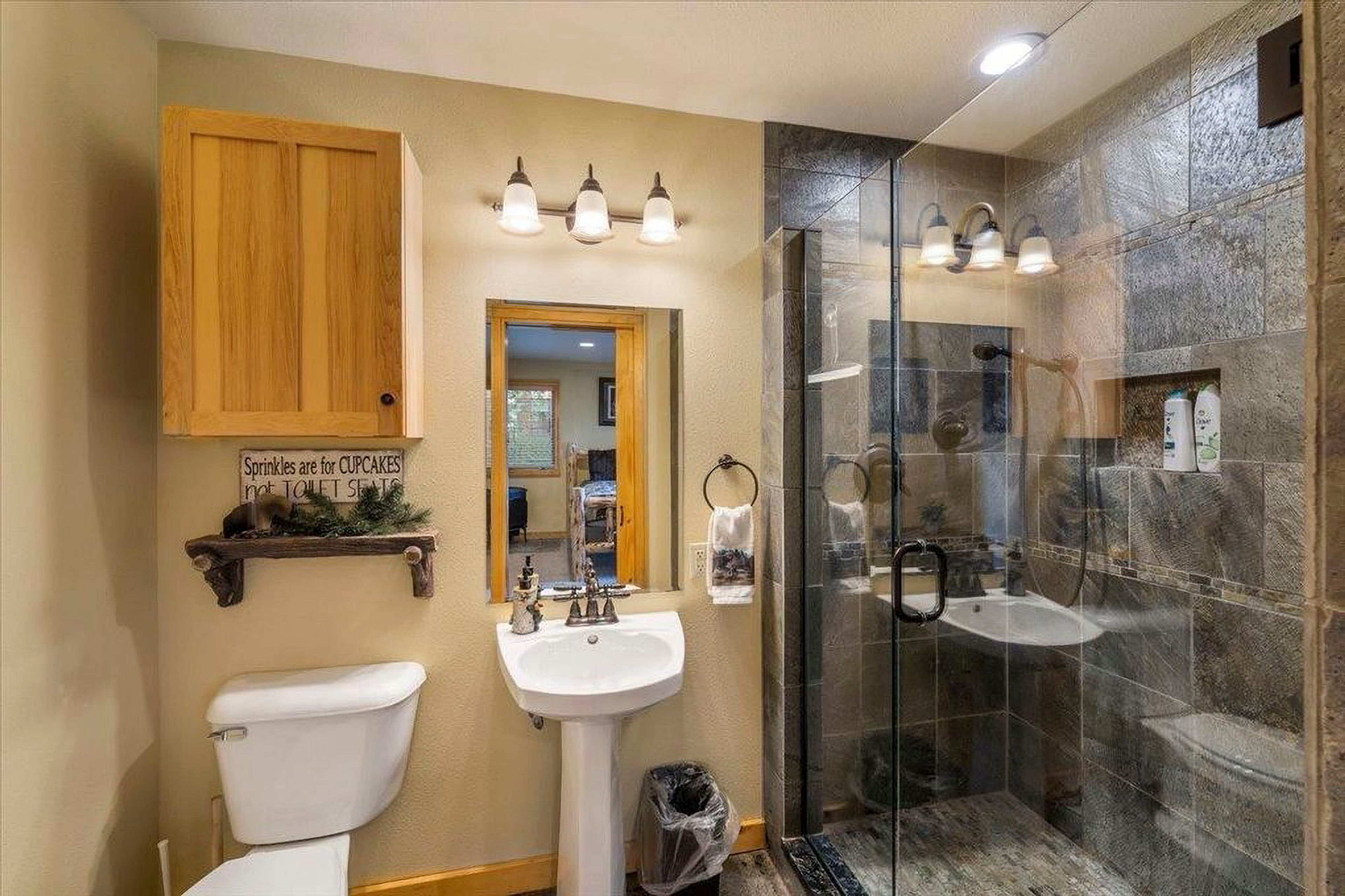 Full Bathroom | Towels Provided | Complimentary Toiletries