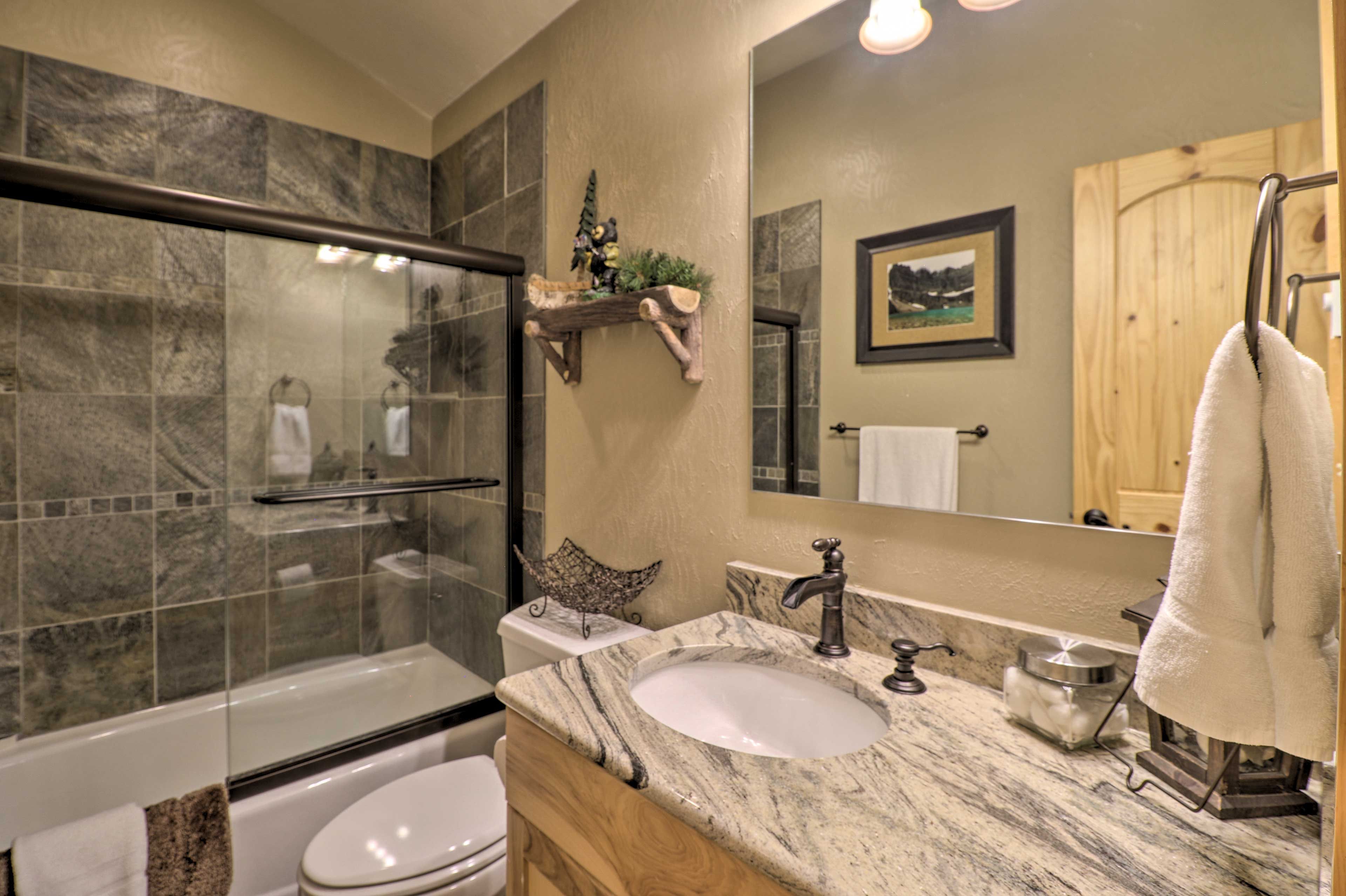 Full Bathroom | Shower/Tub Combo | Towels Provided