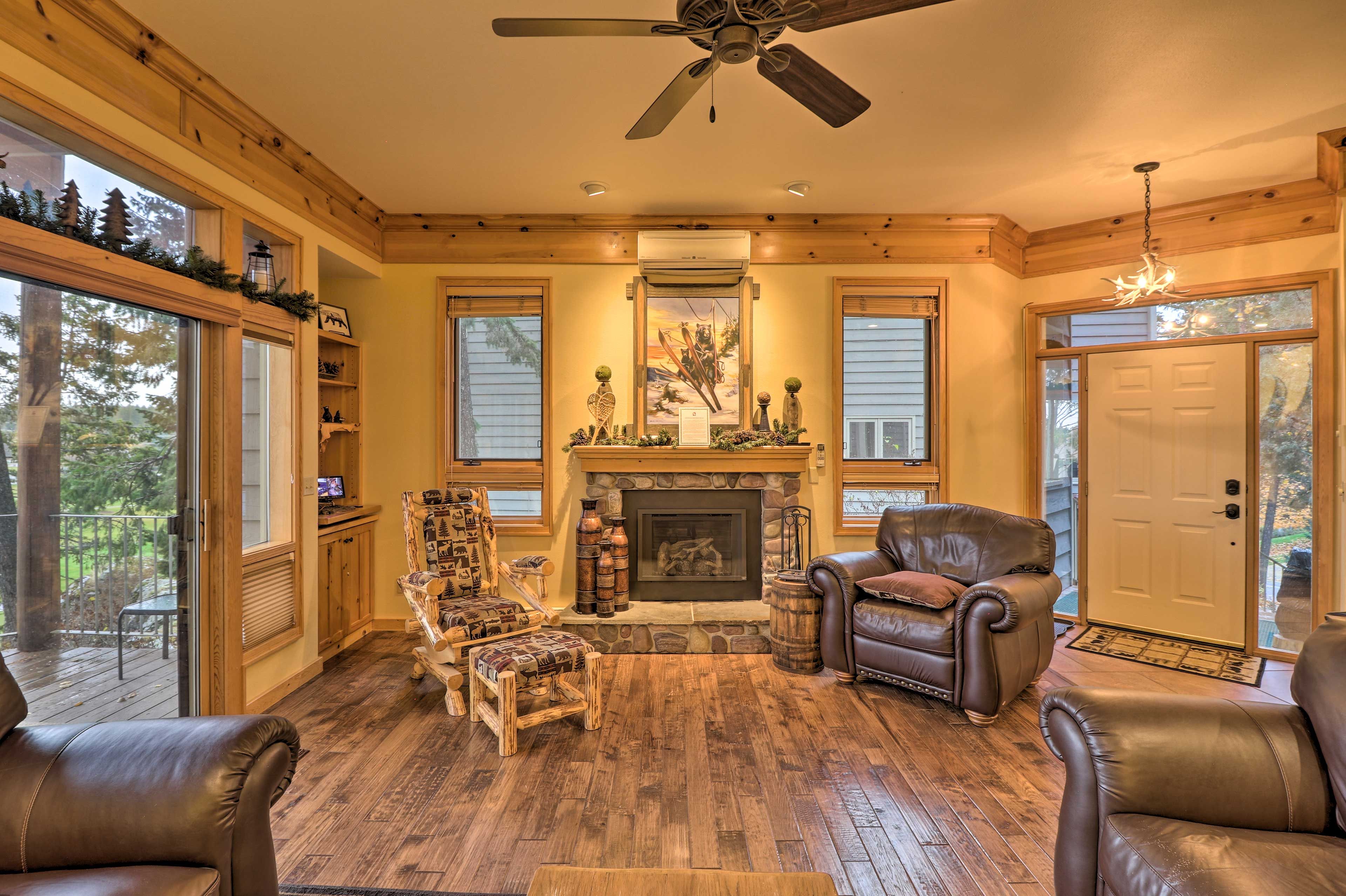 Living Area | Free WiFi | Gas Fireplace | Smart TV