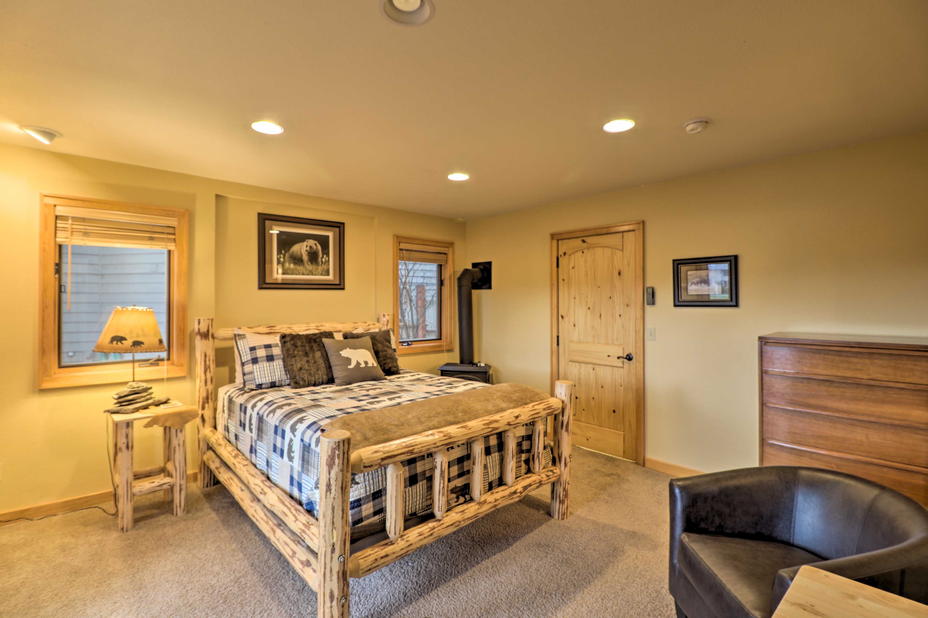 Bedroom 3 | Queen Bed | Linens | Gas Fireplace | Ground Floor | Kitchenette