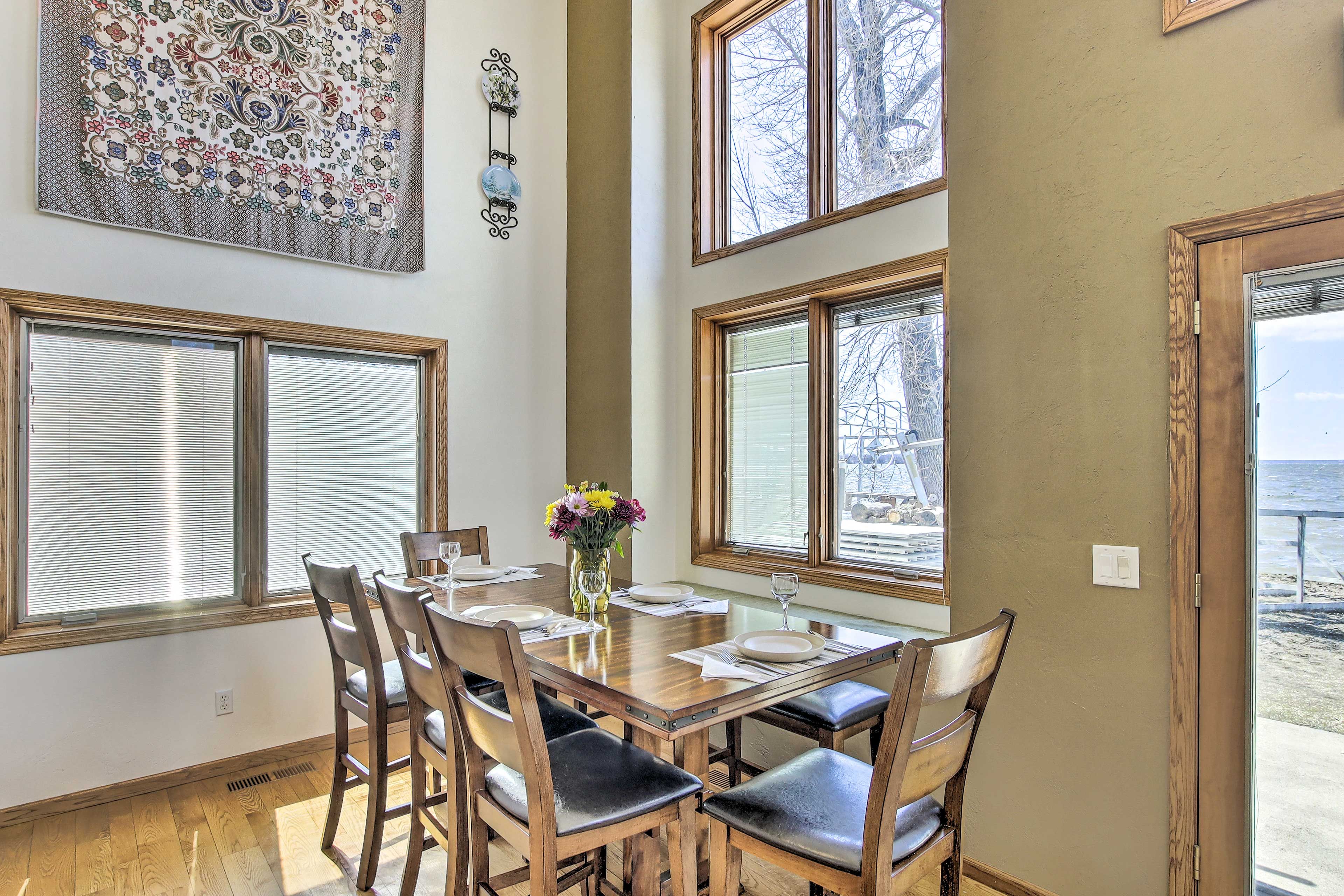 Dining Area | 8-Person Dining Table