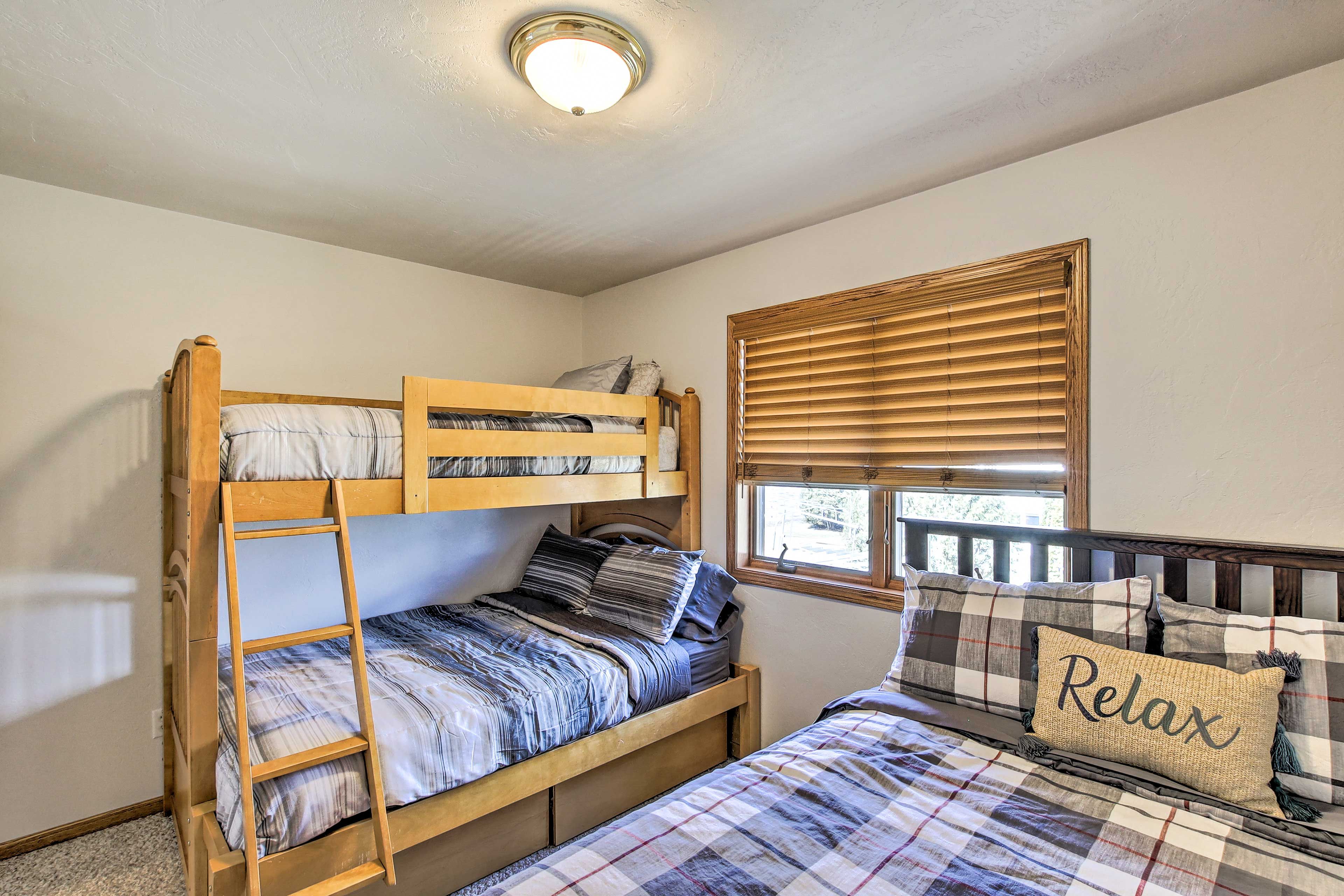 Bedroom 3 | Queen Bed | Twin/Full Bunk Bed