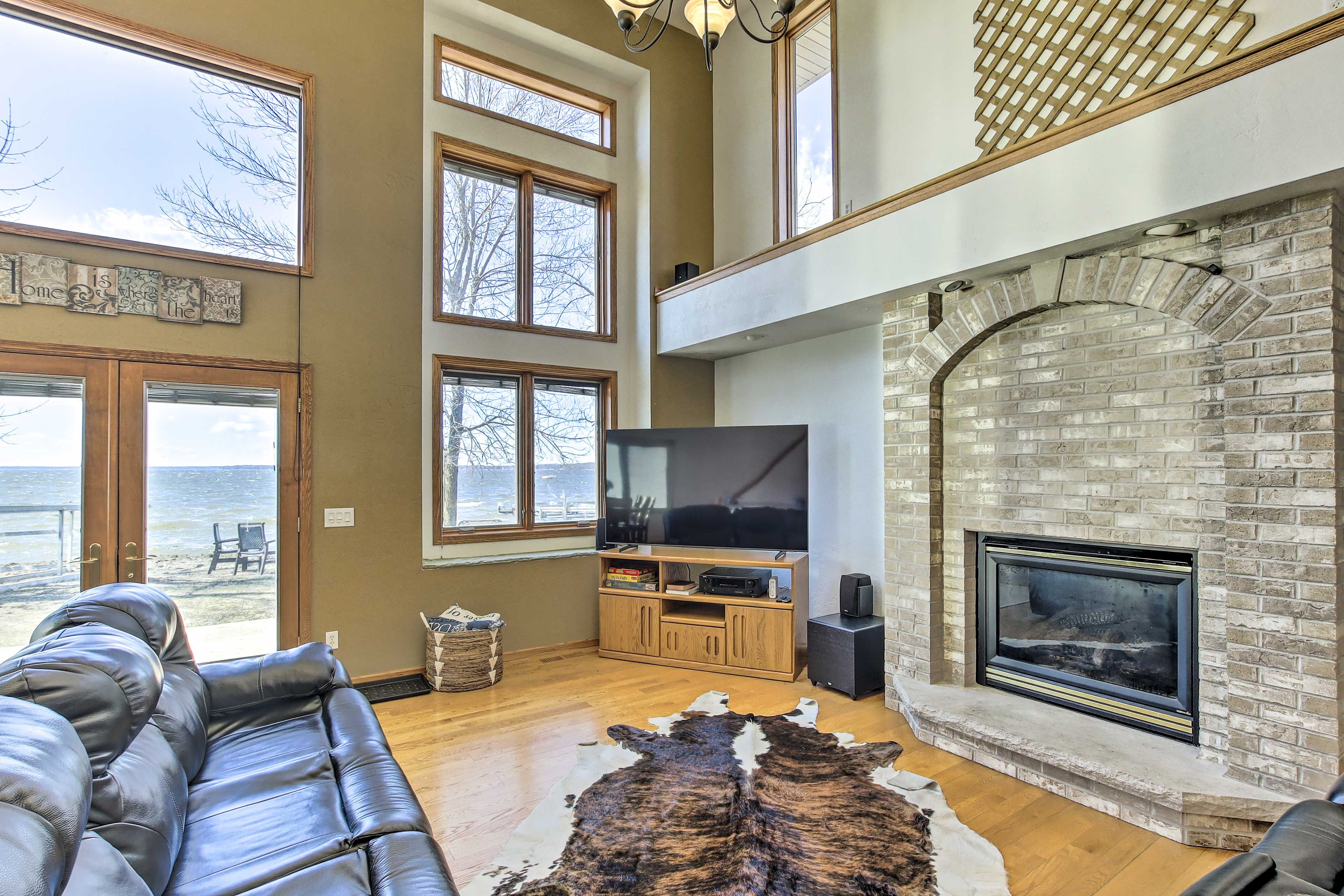 Living Room | Fireplace (Currently Unavailable) | Smart TVs | Free WiFi