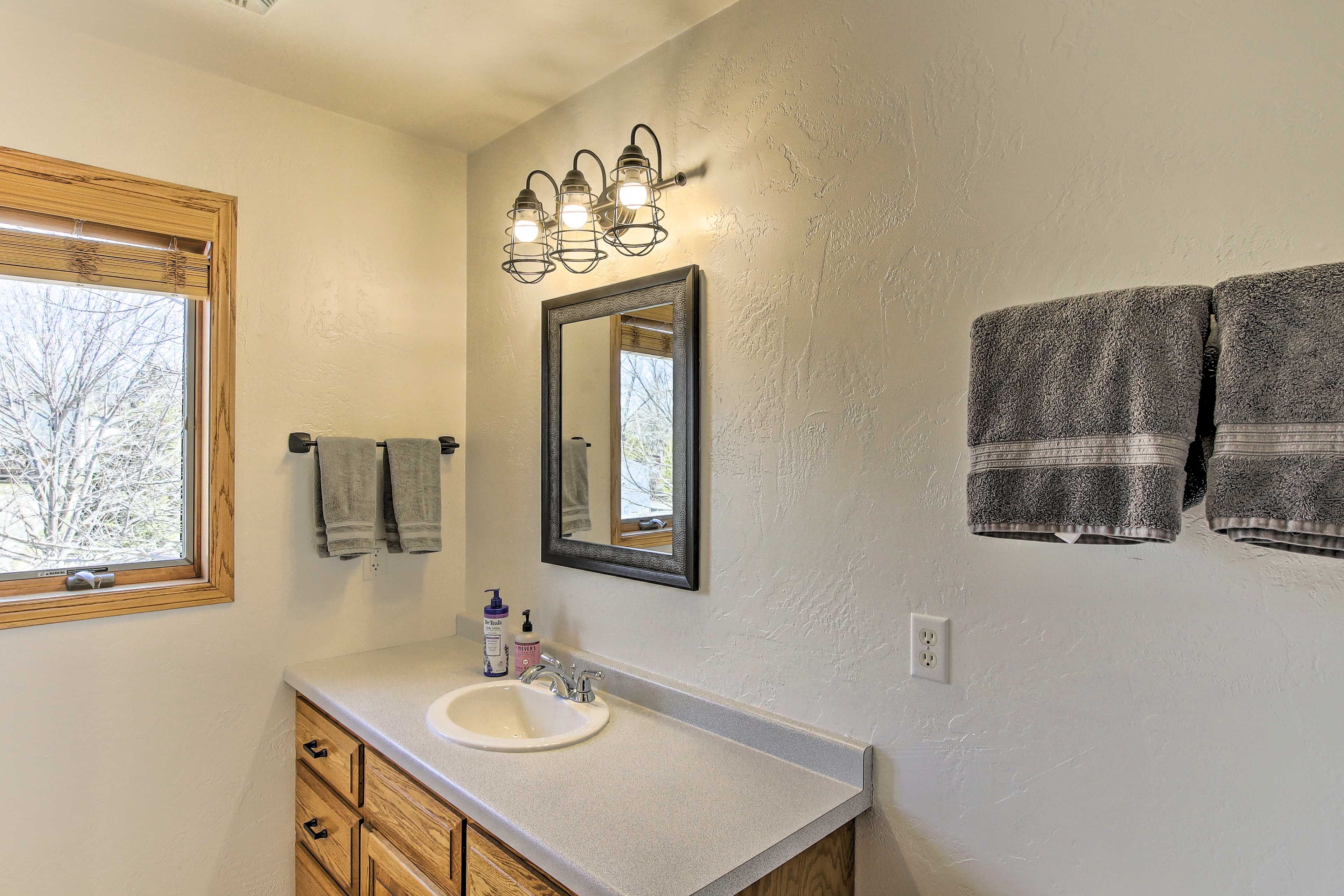 Full Bathroom | Complimentary Toiletries Provided