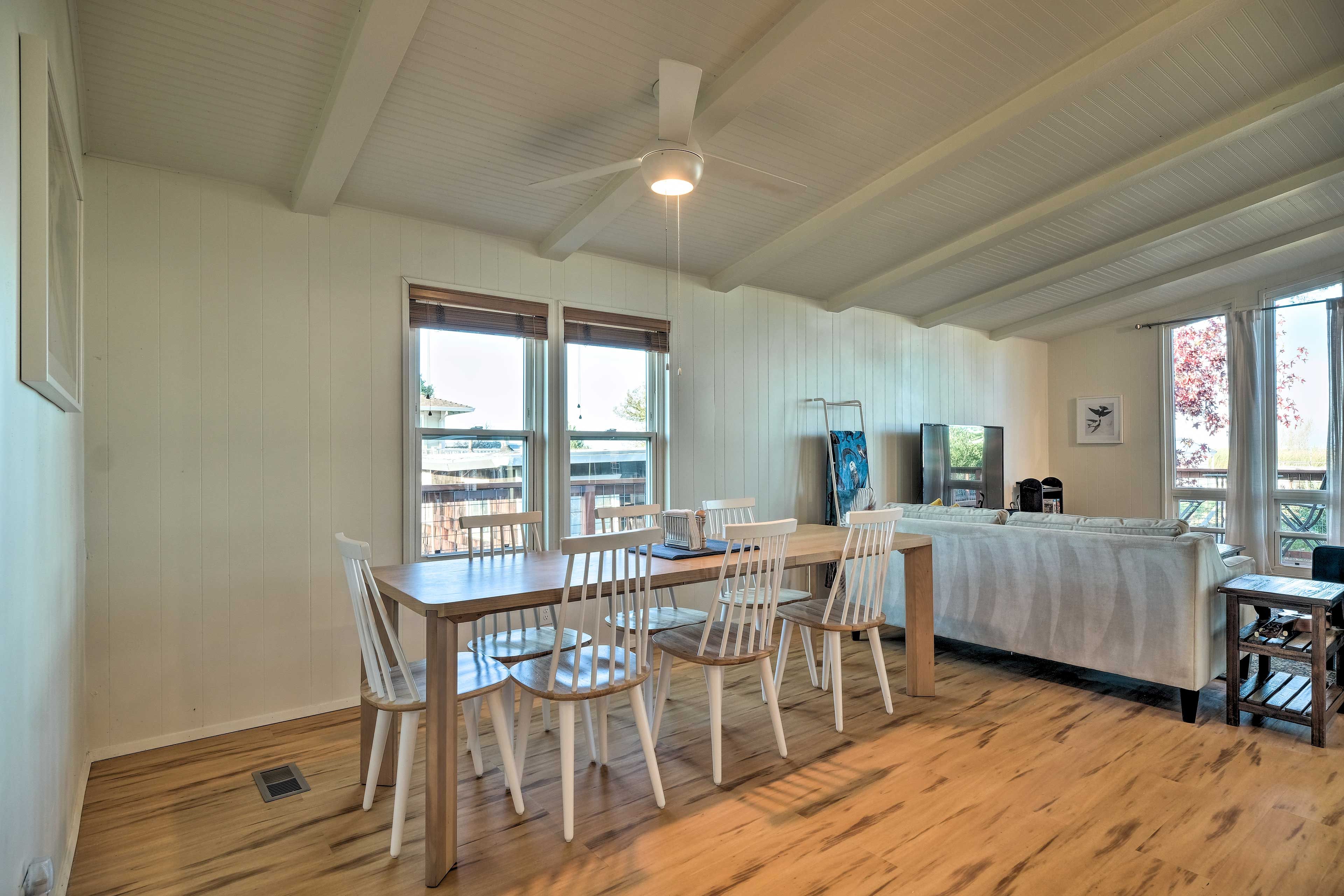 Dining Area | Dishware & Flatware Provided
