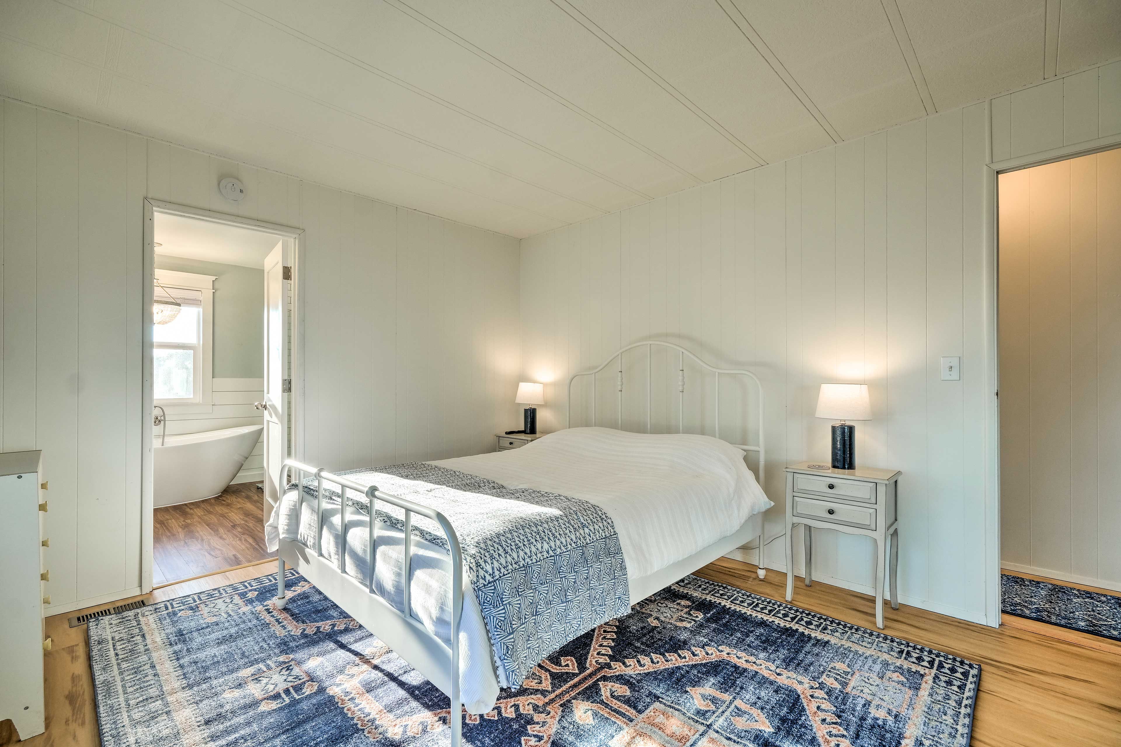 Bedroom 1 | Queen Bed
