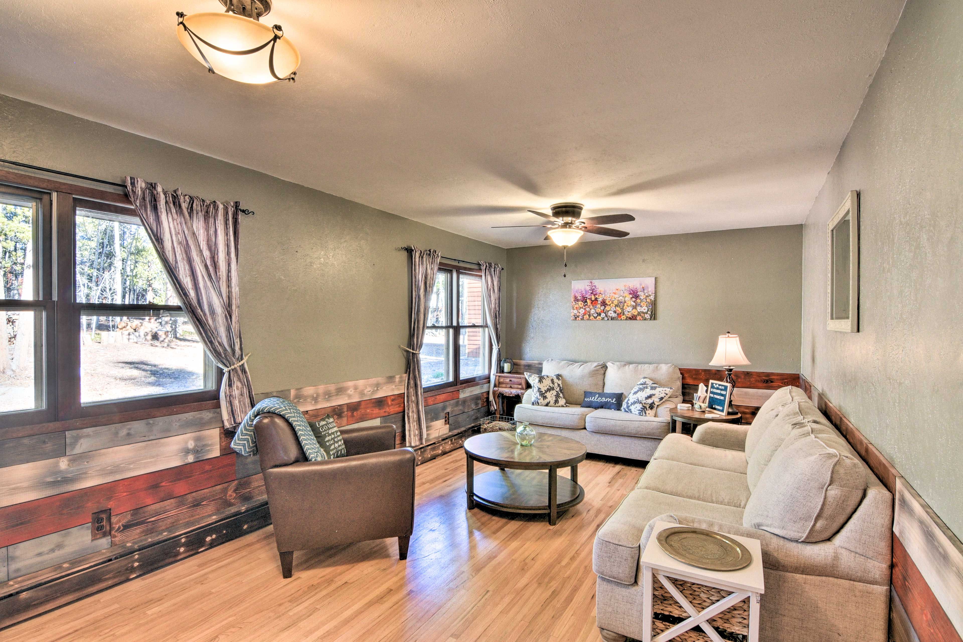 Living Room | Free WiFi (100 Mbps)