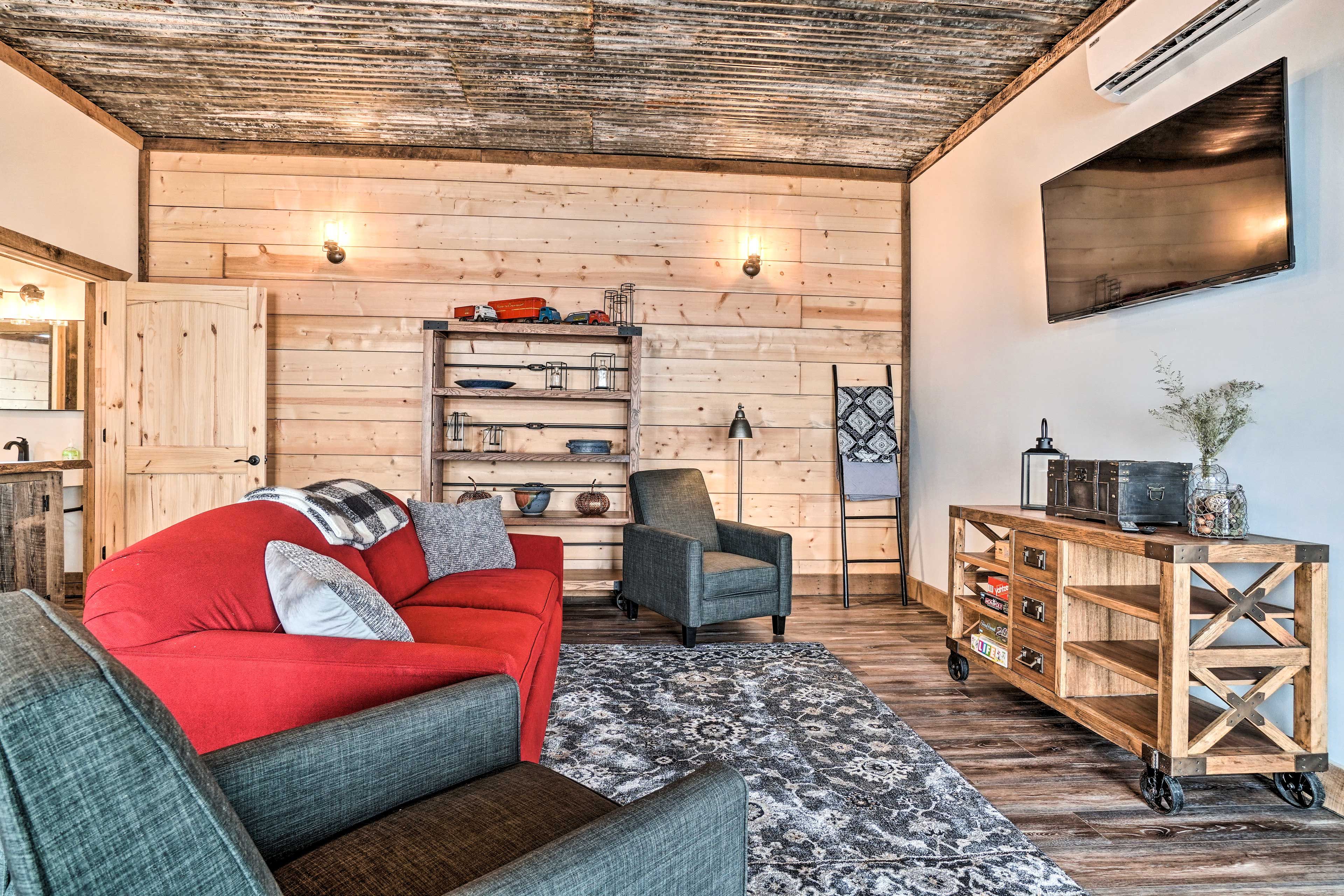 Lounge Area | Smart TV