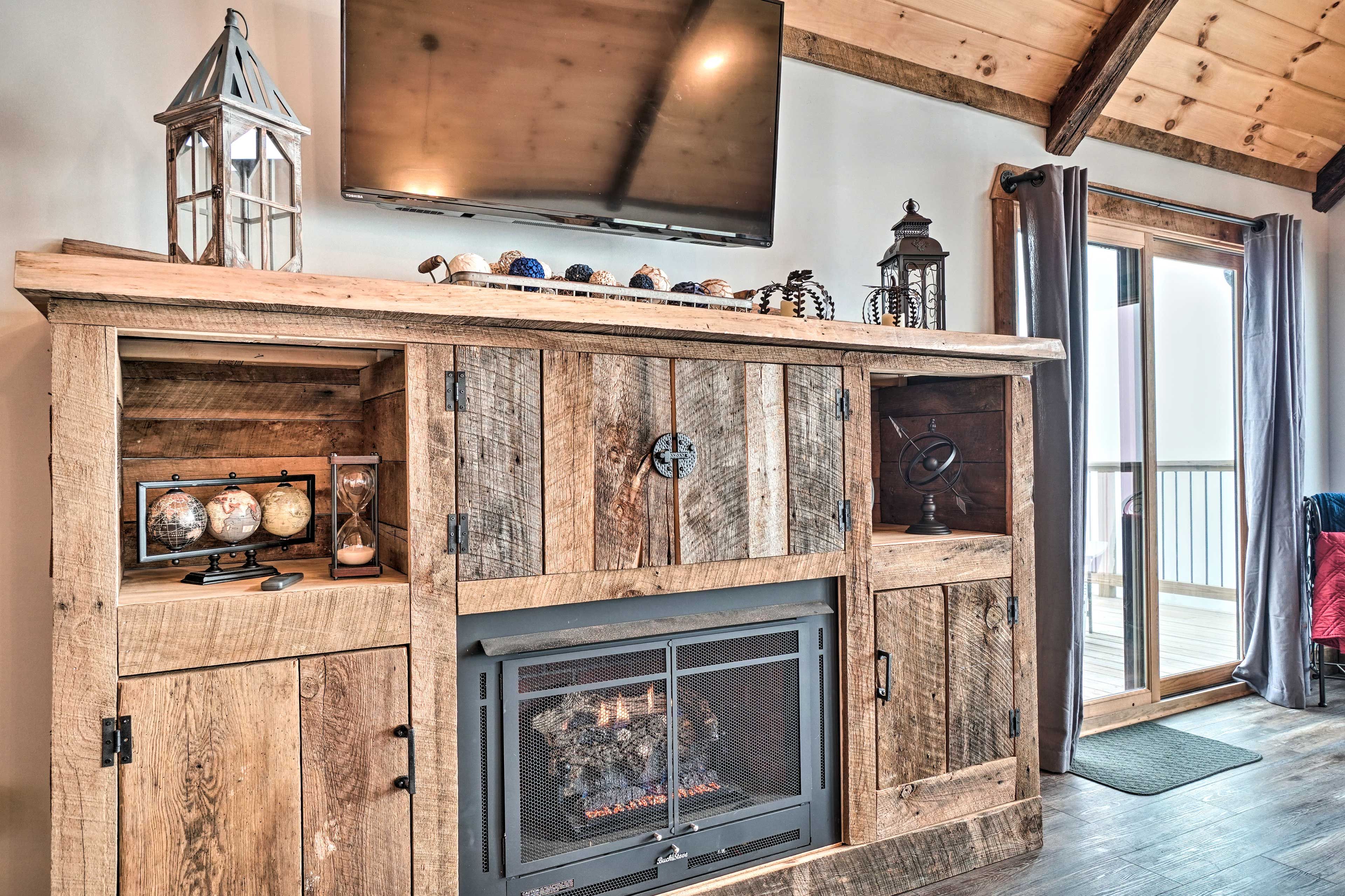 Lounge Area | Gas Fireplace