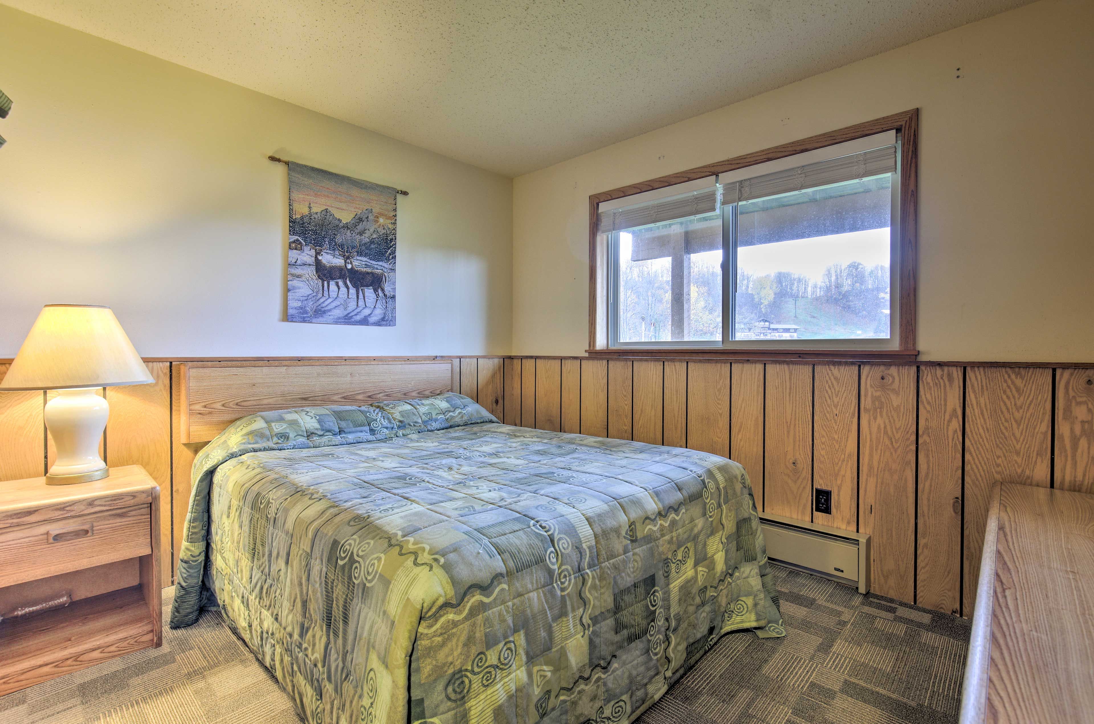 Bedroom 1 | Queen Bed | Main Floor