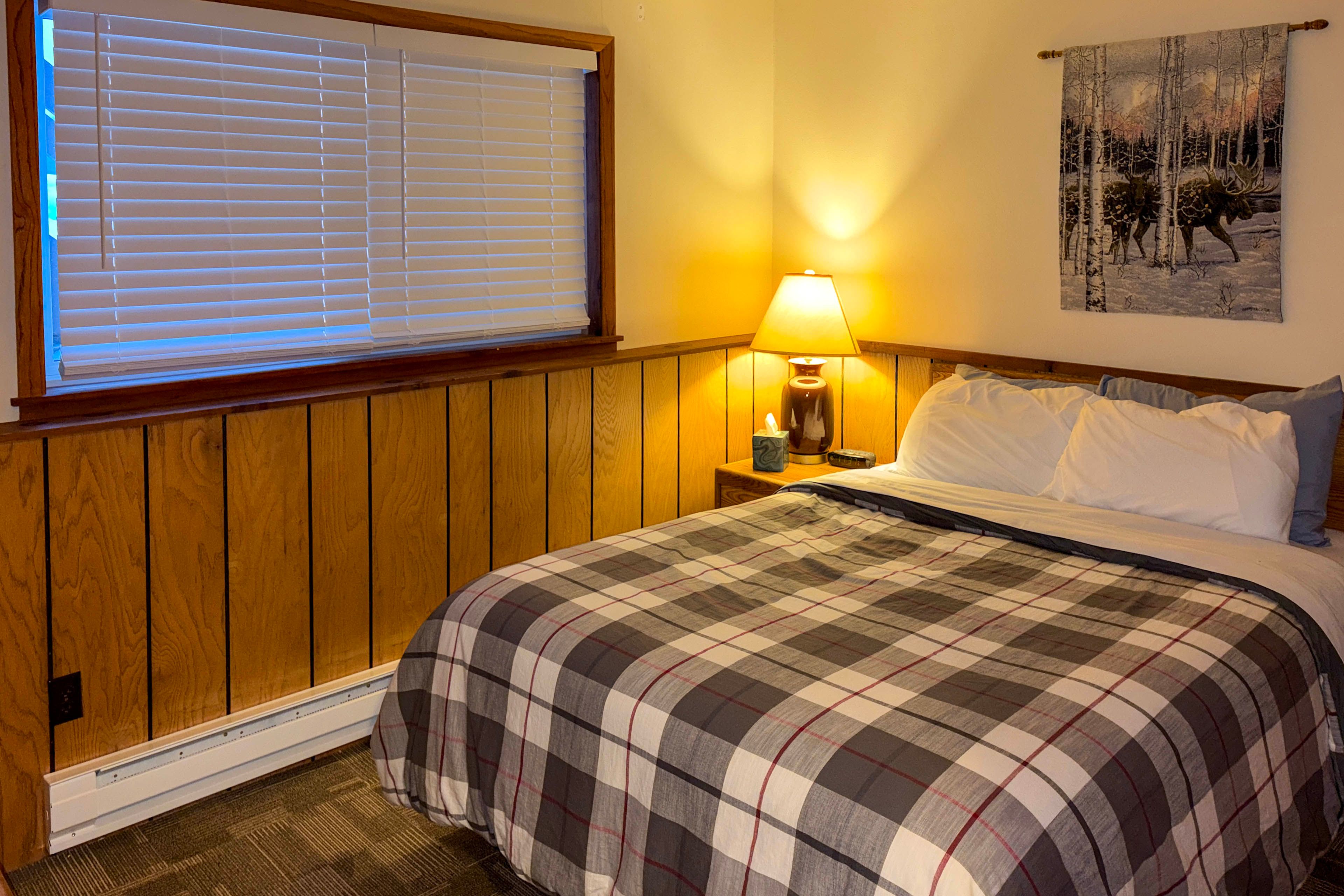 Bedroom 2 | Queen Bed | Bottom Floor