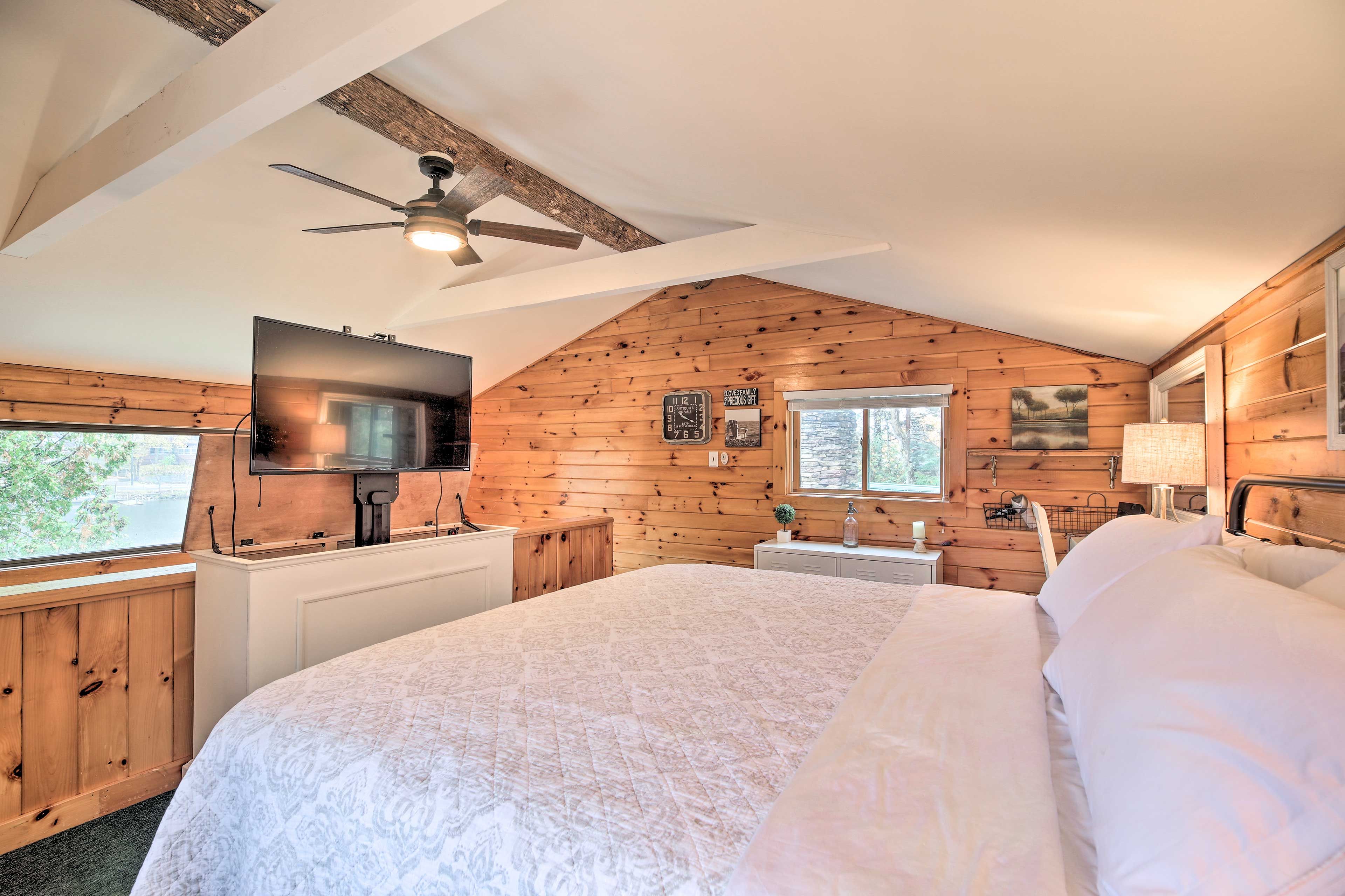 Bedroom 1 (Loft) | Smart TV