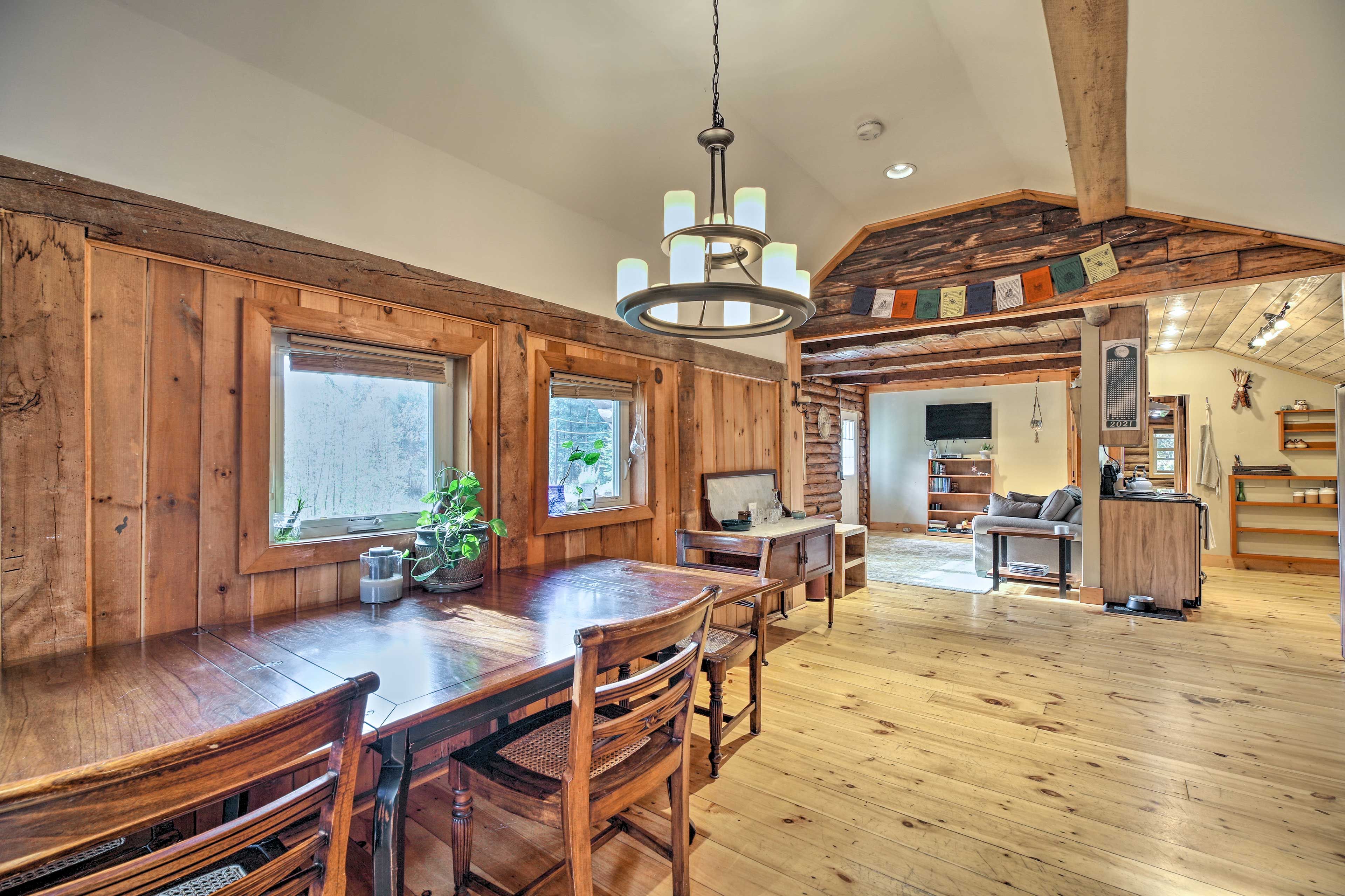 Dining Area | Dishware & Flatware Provided