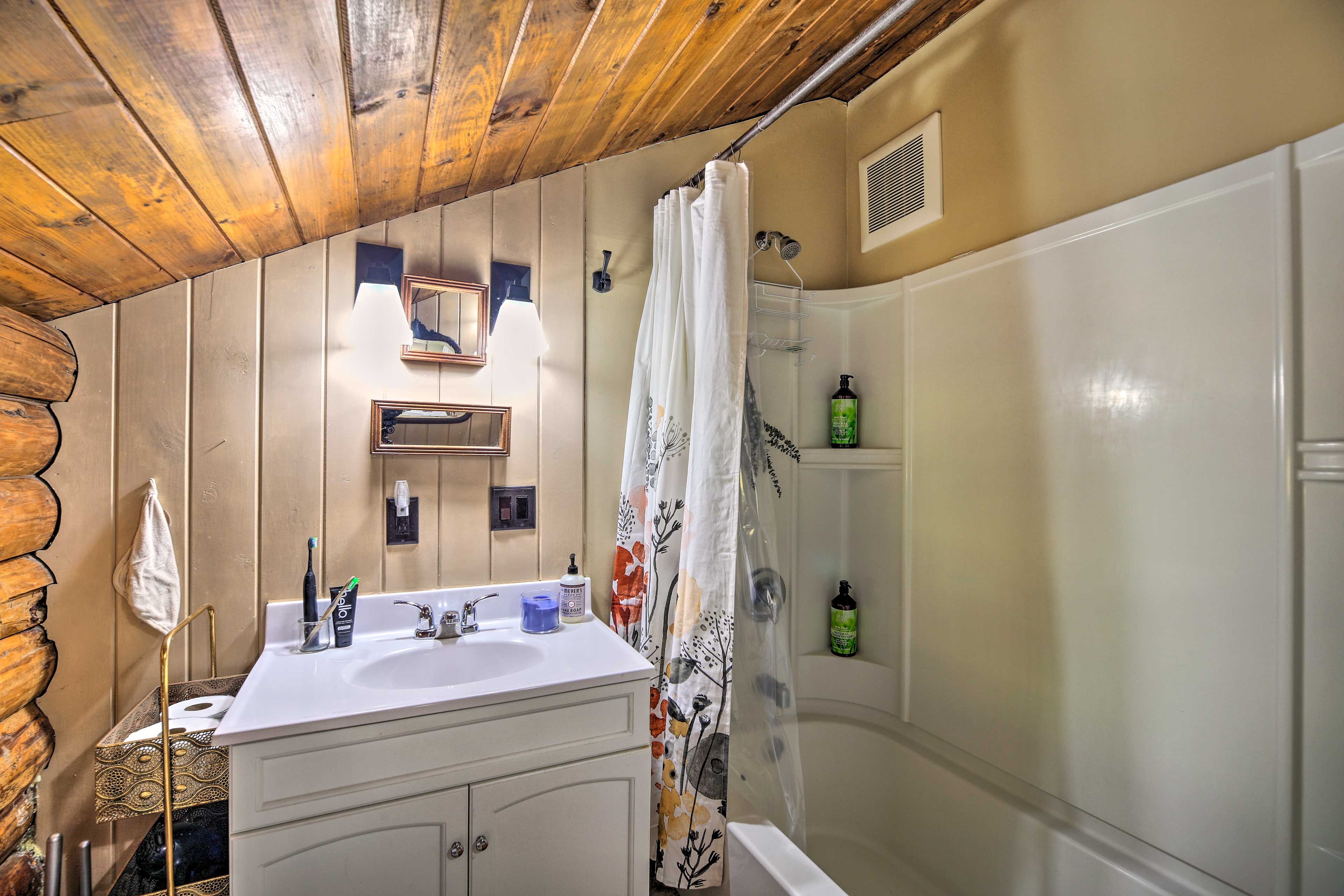 Full Bathroom | Towels Provided