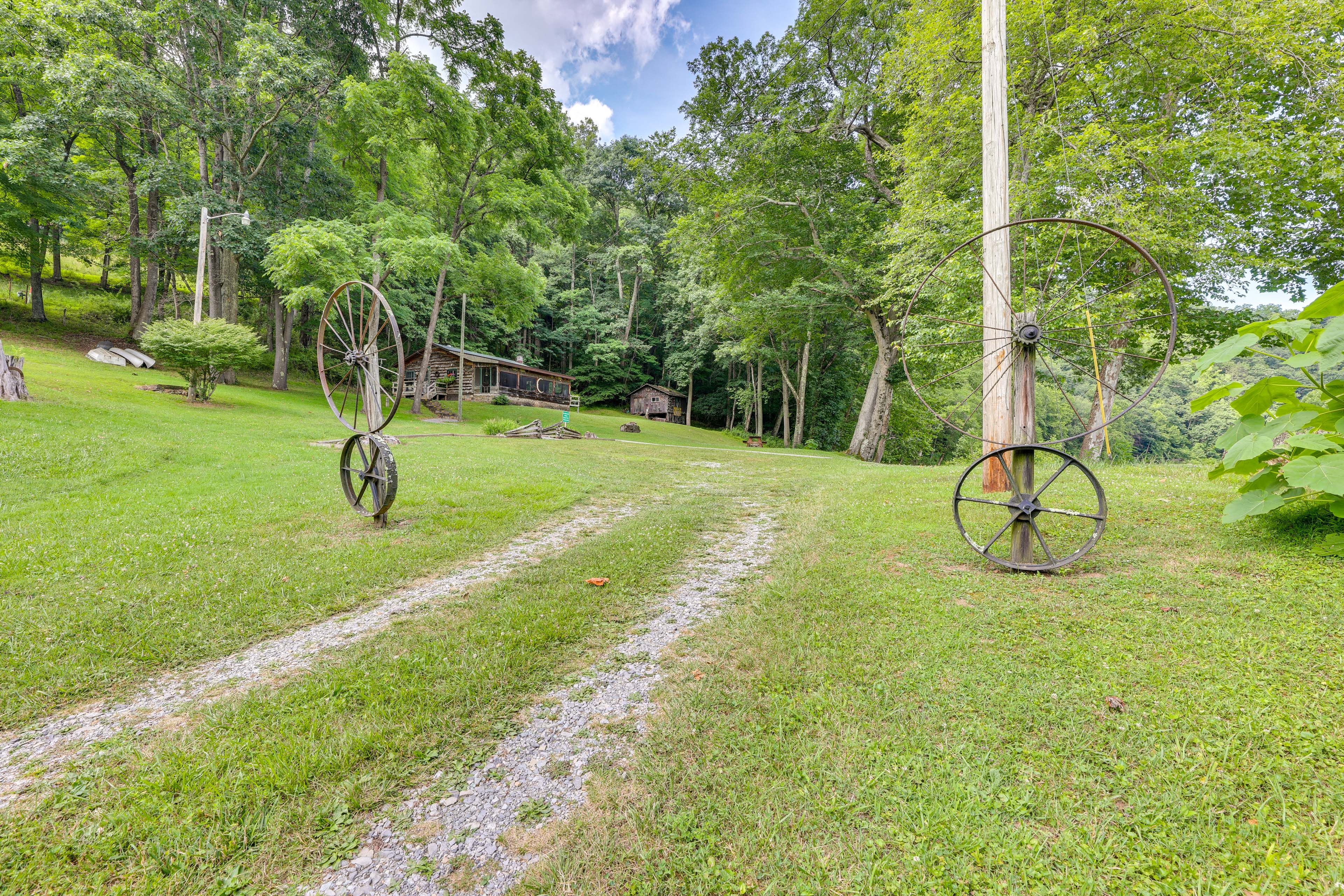 Parking | Gravel & Grass Driveway (4 Vehicles)