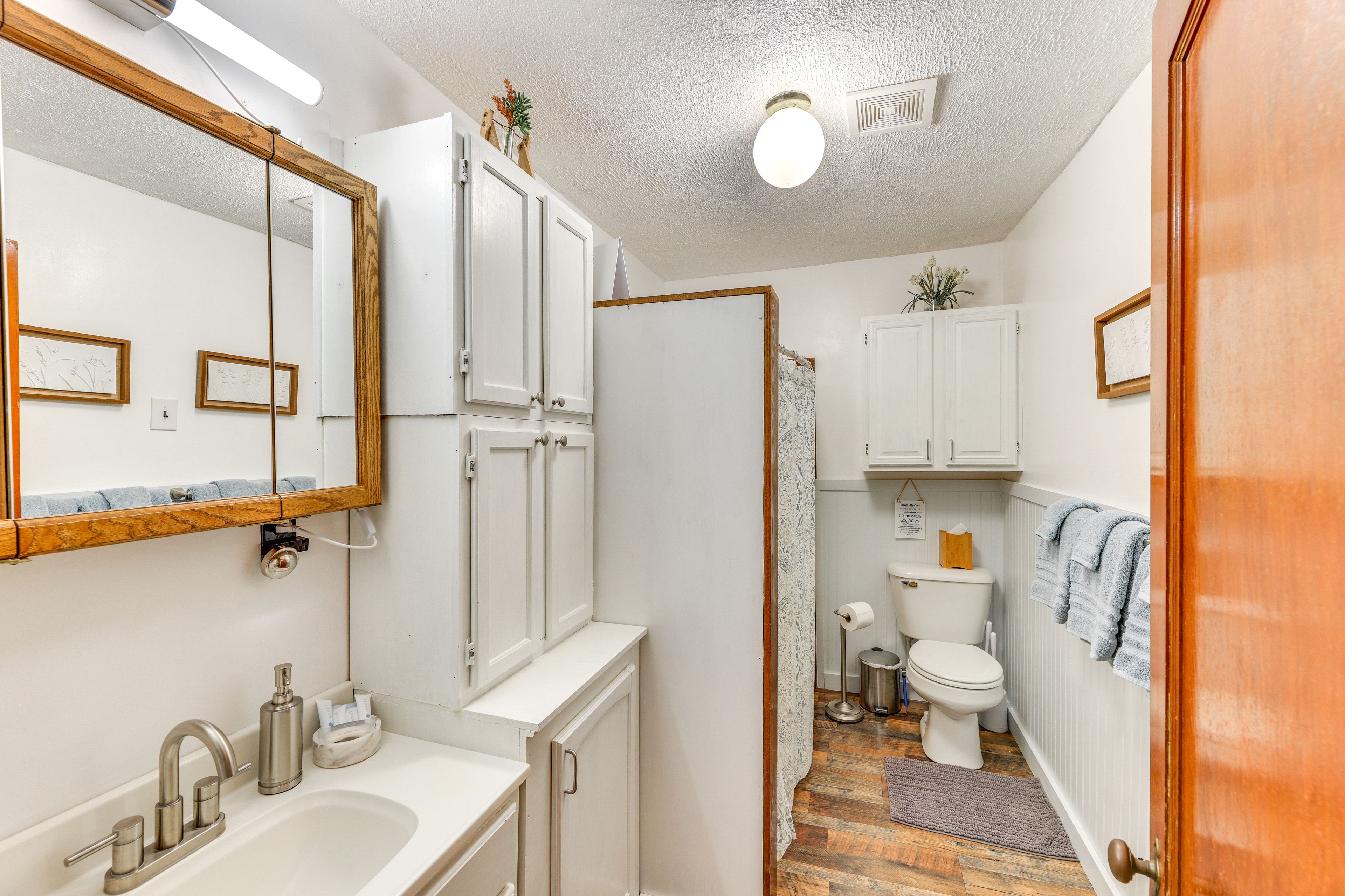 Full Bathroom | Towels Provided | Complimentary Toiletries | Hair Dryer