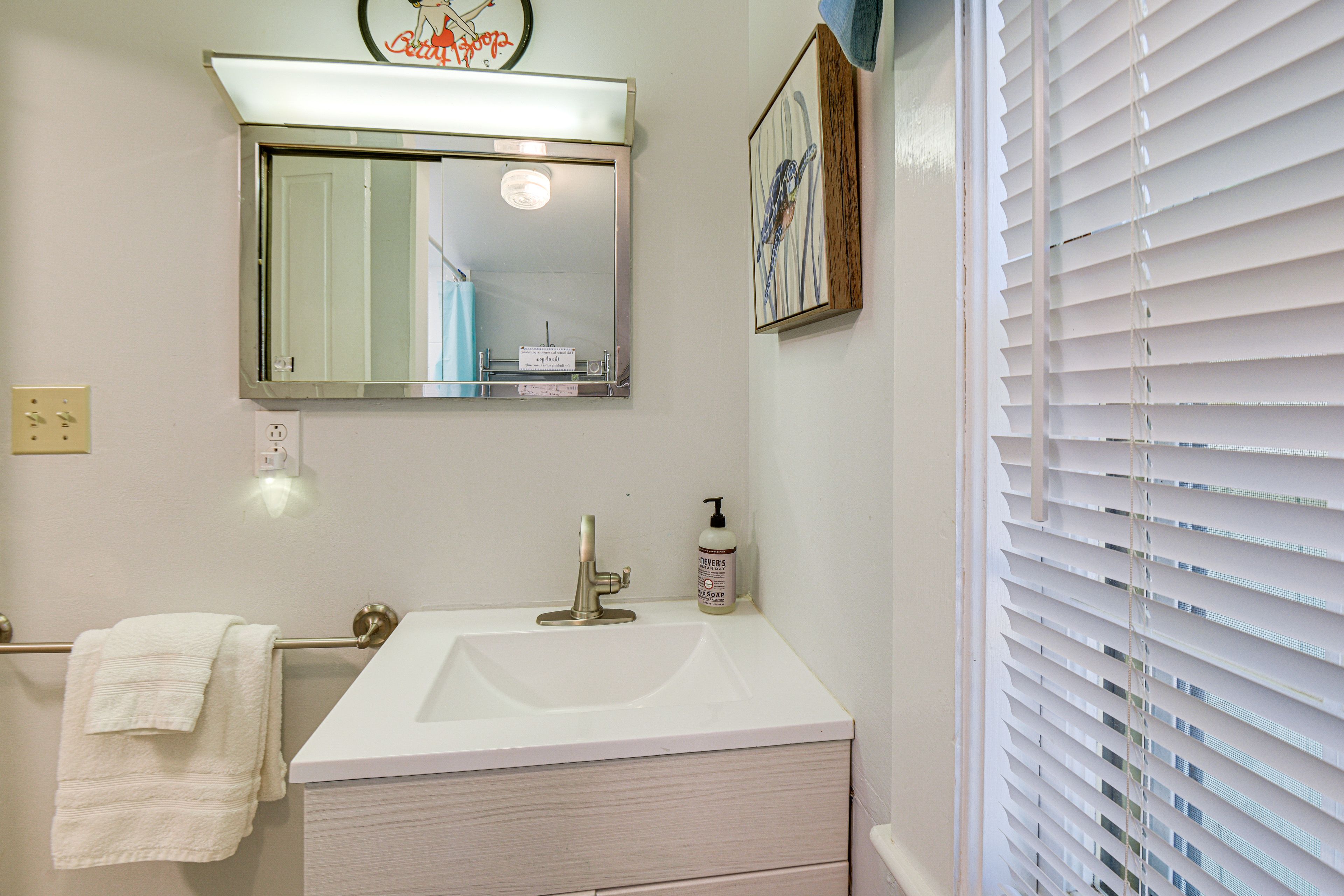 Full Bathroom | Towels Provided