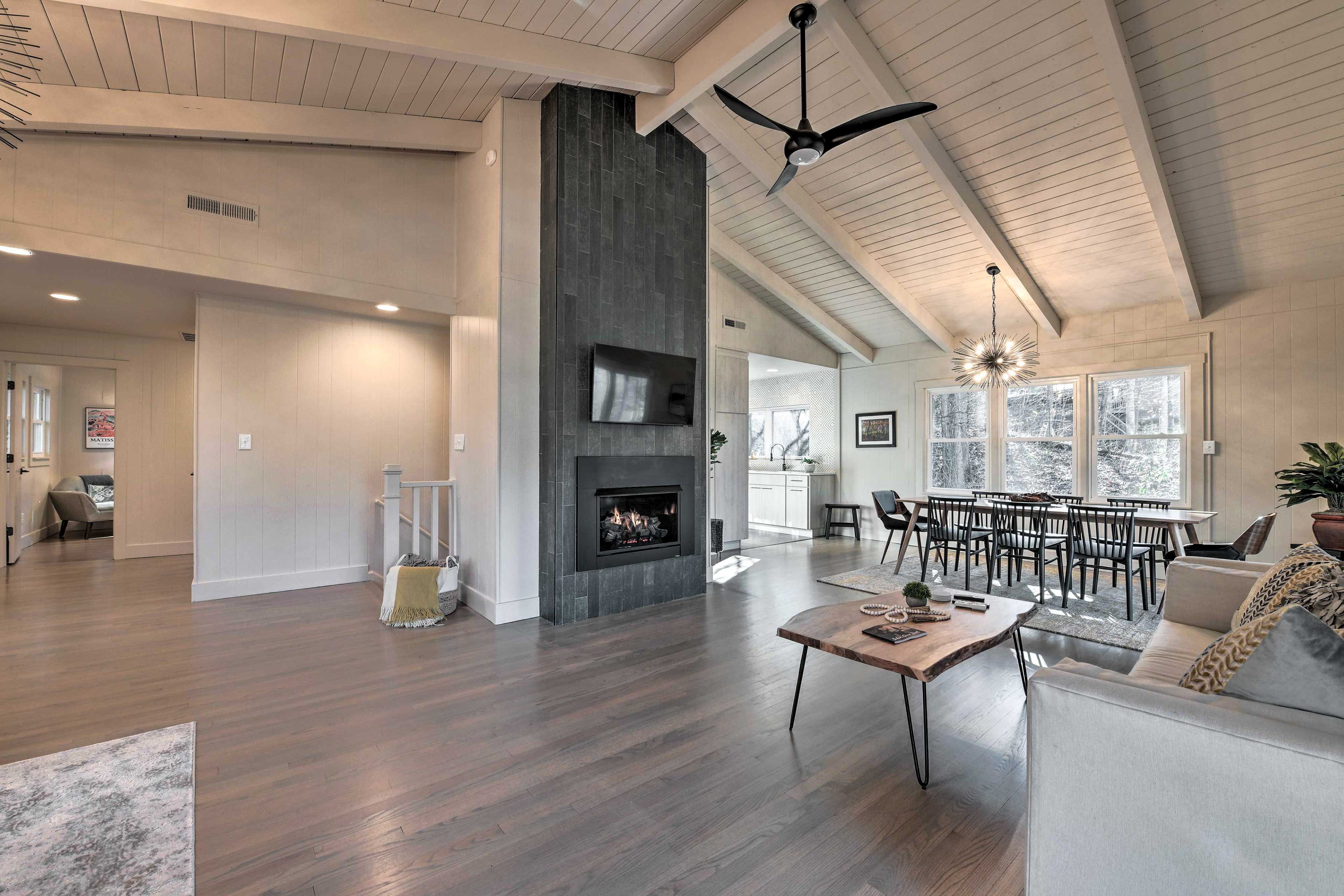 Living Room | Gas Fireplace | Free WiFi
