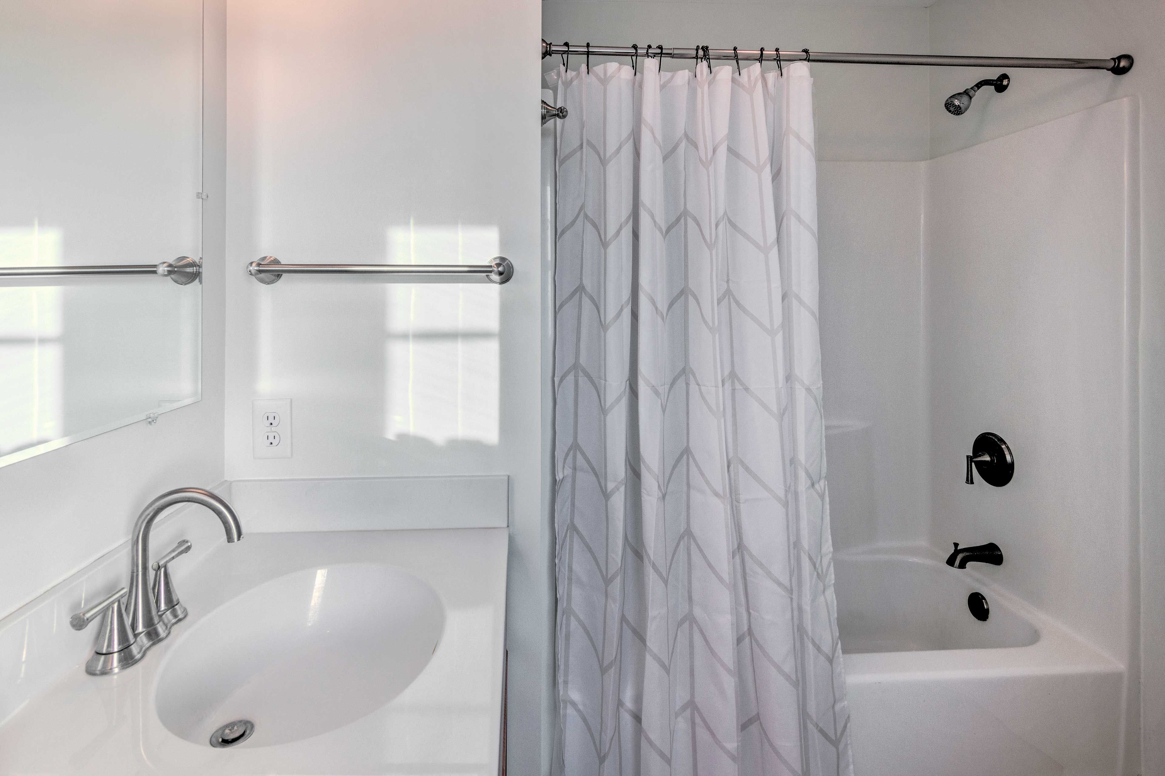 Full Bathroom | Linens & Towels | Hair Dryer