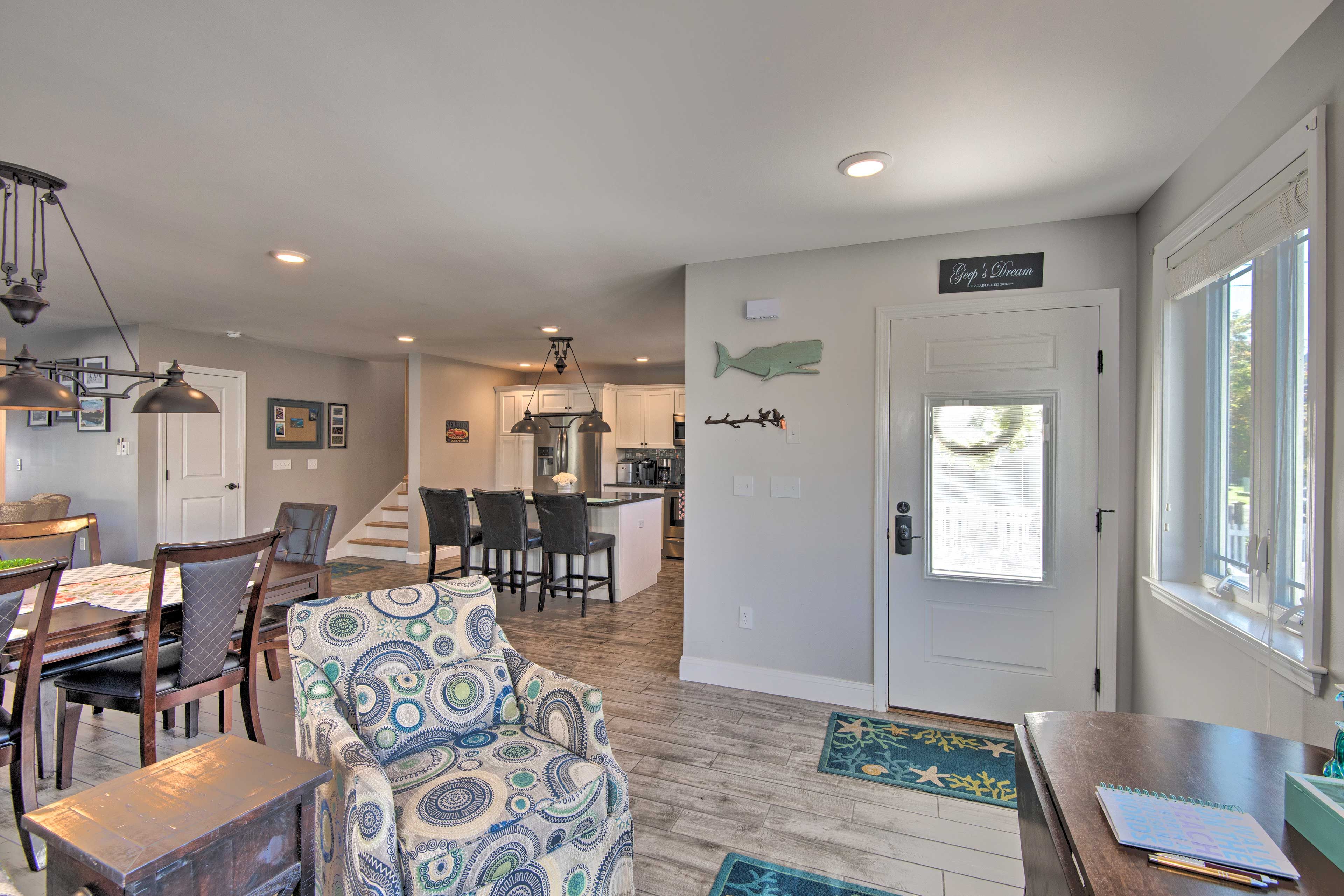 Main Level | Central A/C | Complimentary Toiletries