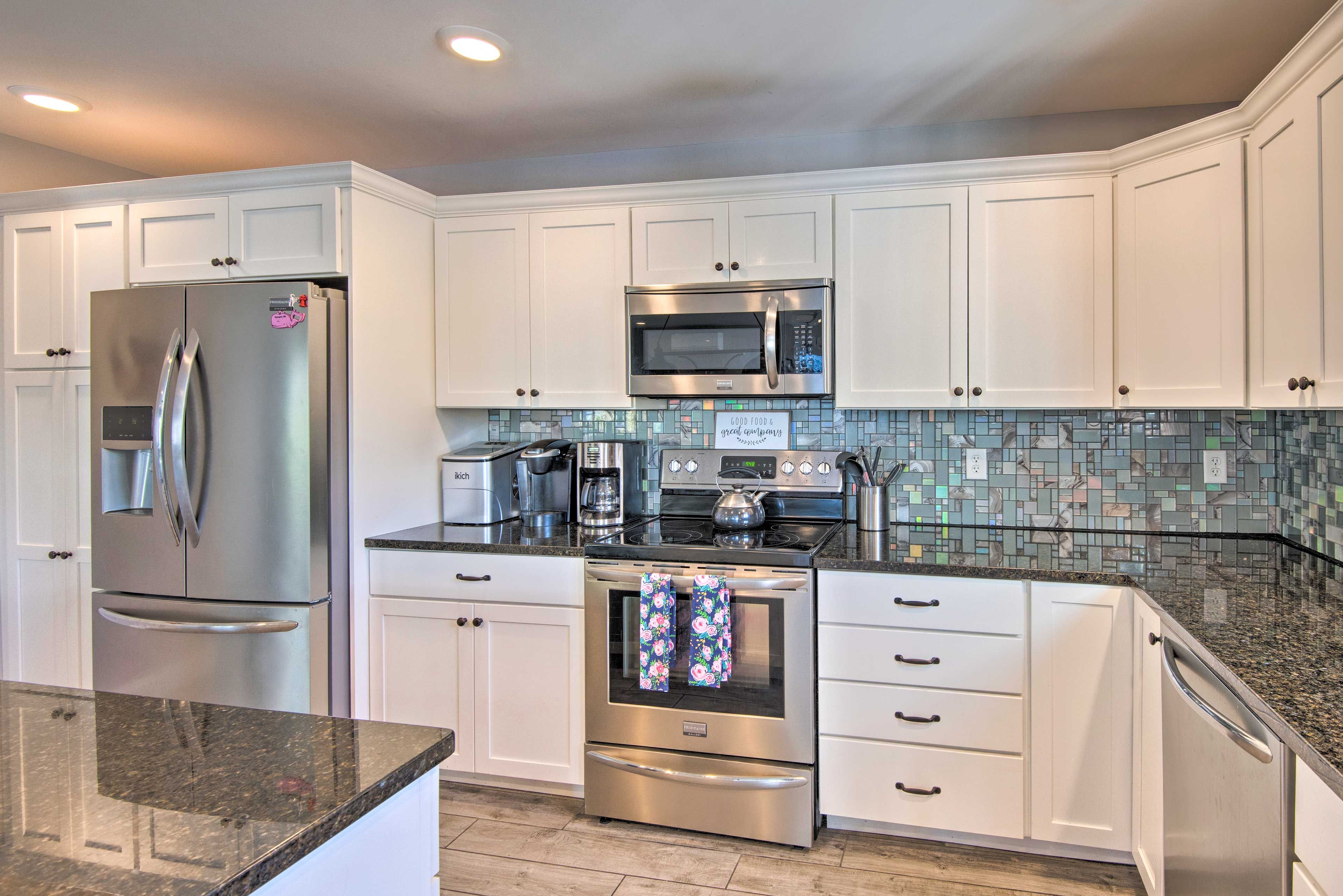 Fully Equipped Kitchen | Breakfast Bar | Toaster