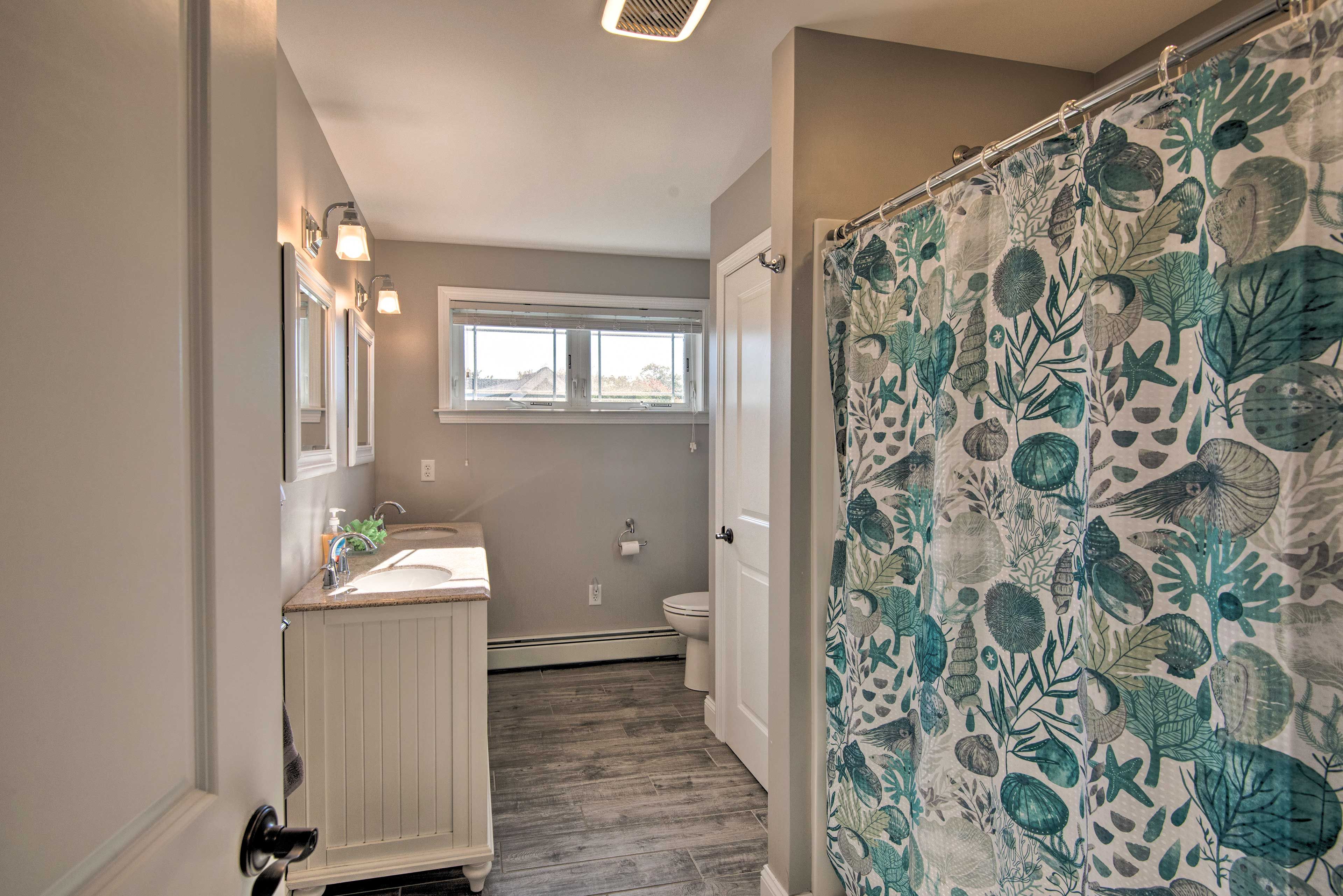 Full Bathroom | Complimentary Toiletries