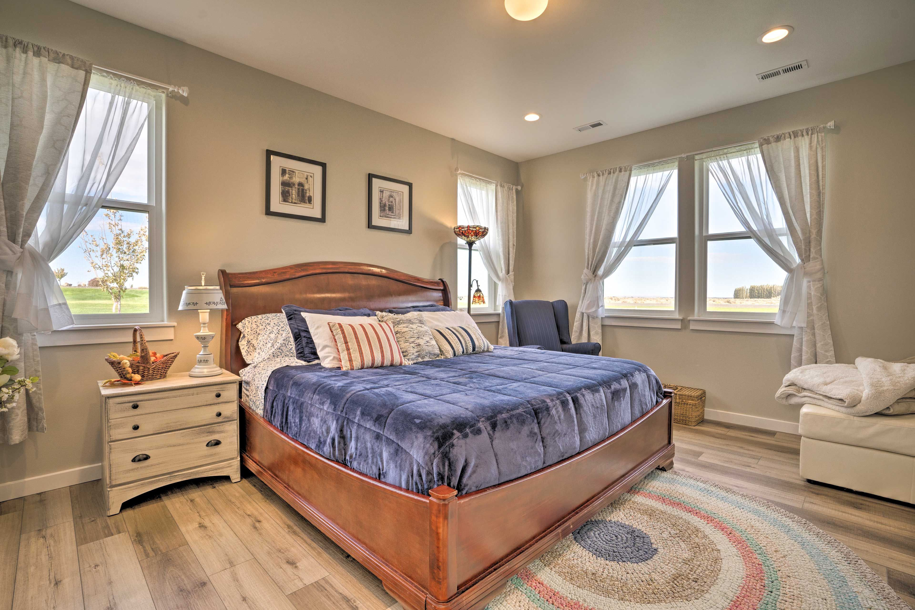 Bedroom 1 | King Bed | 1st Floor