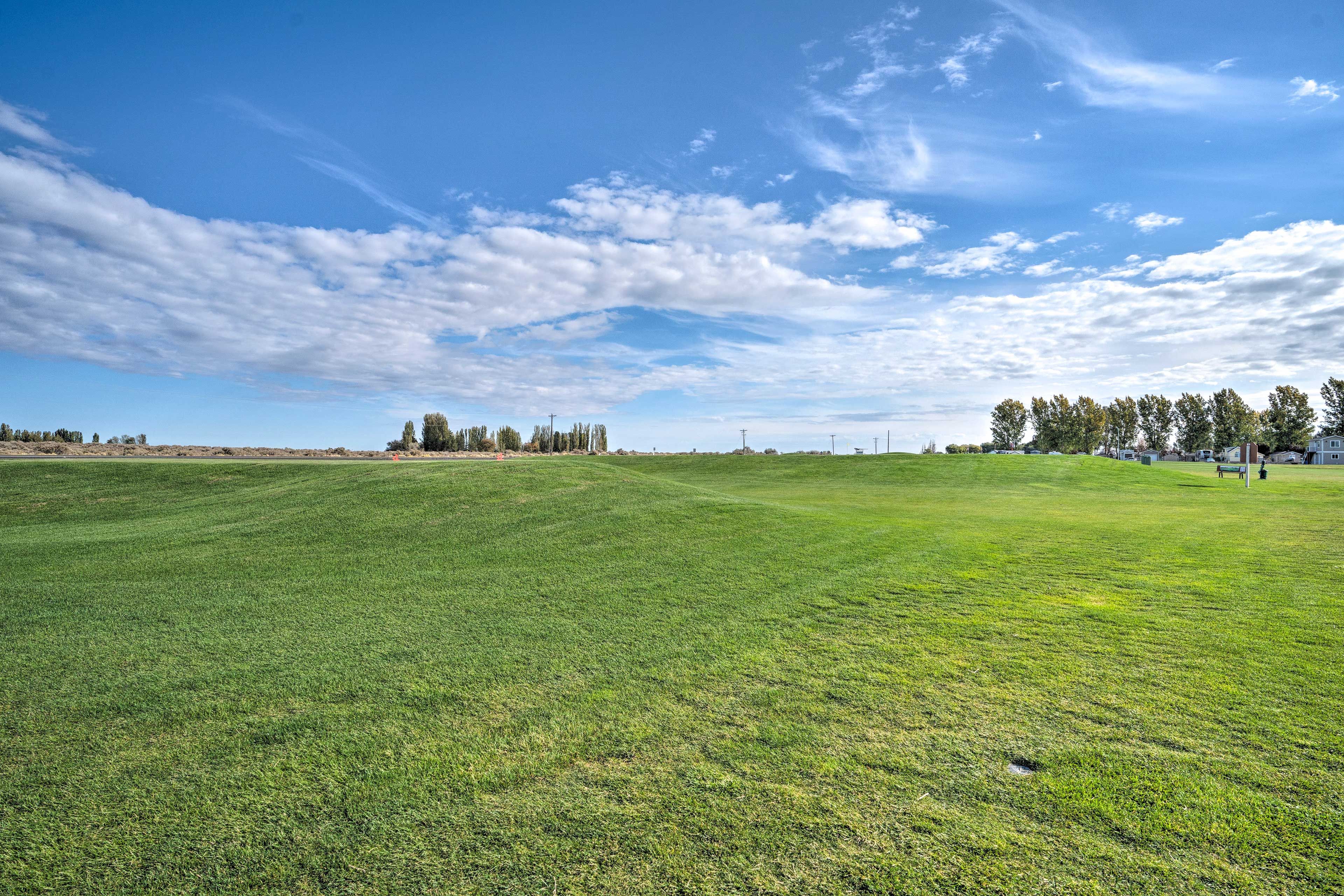 Golf Course Views | 1/2 Mi to Potholes State Park