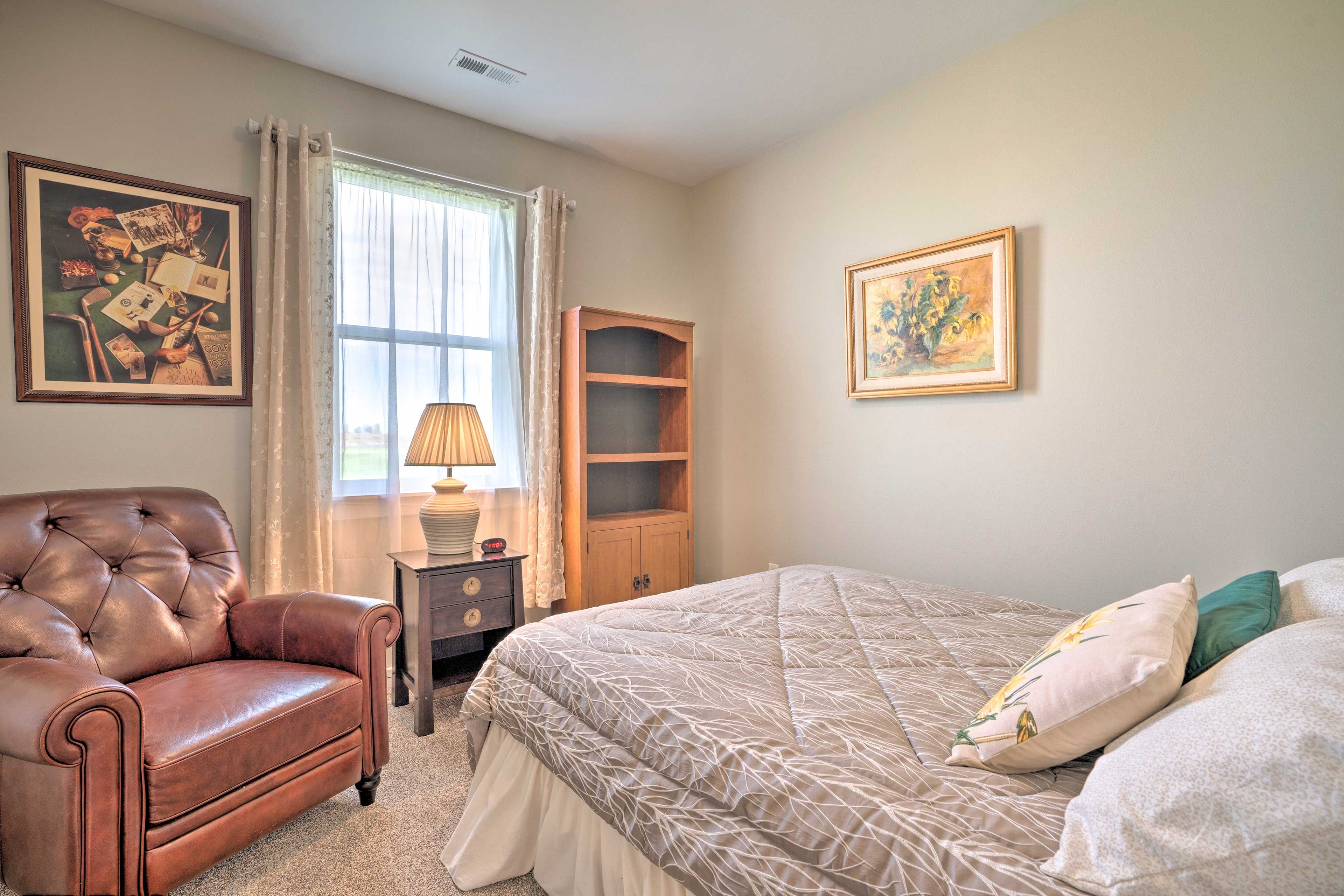 Bedroom 2 | Queen Bed | 1st Floor