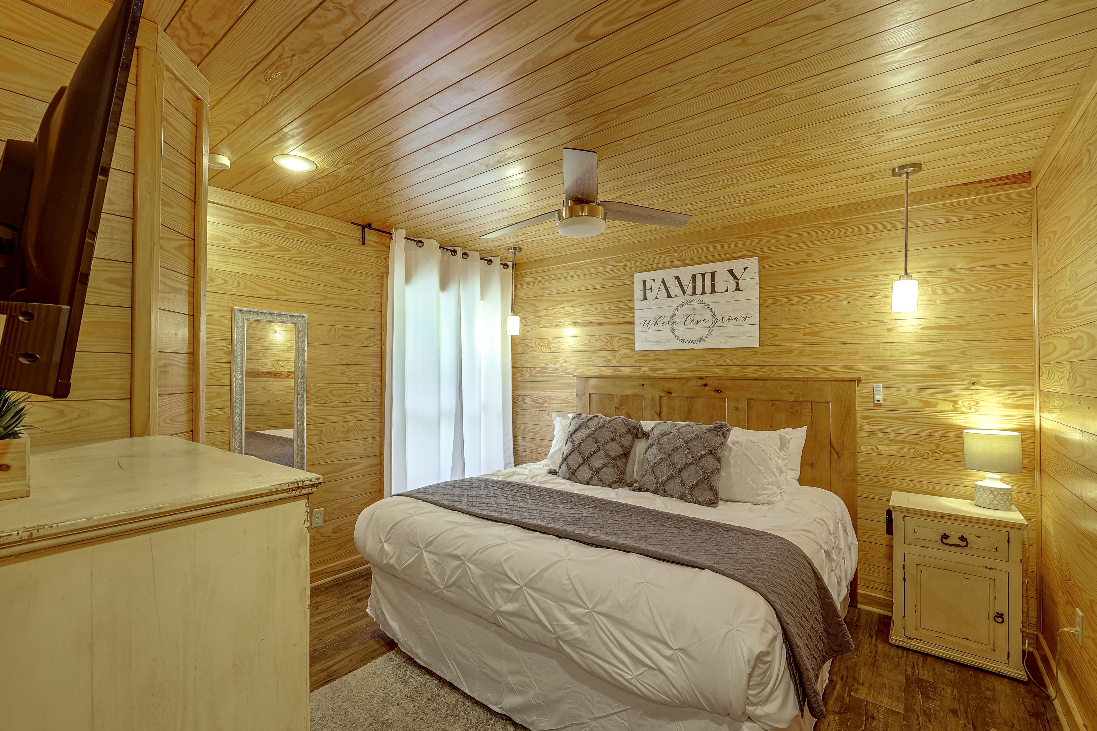 Bedroom 1 | King Bed | 1st Floor