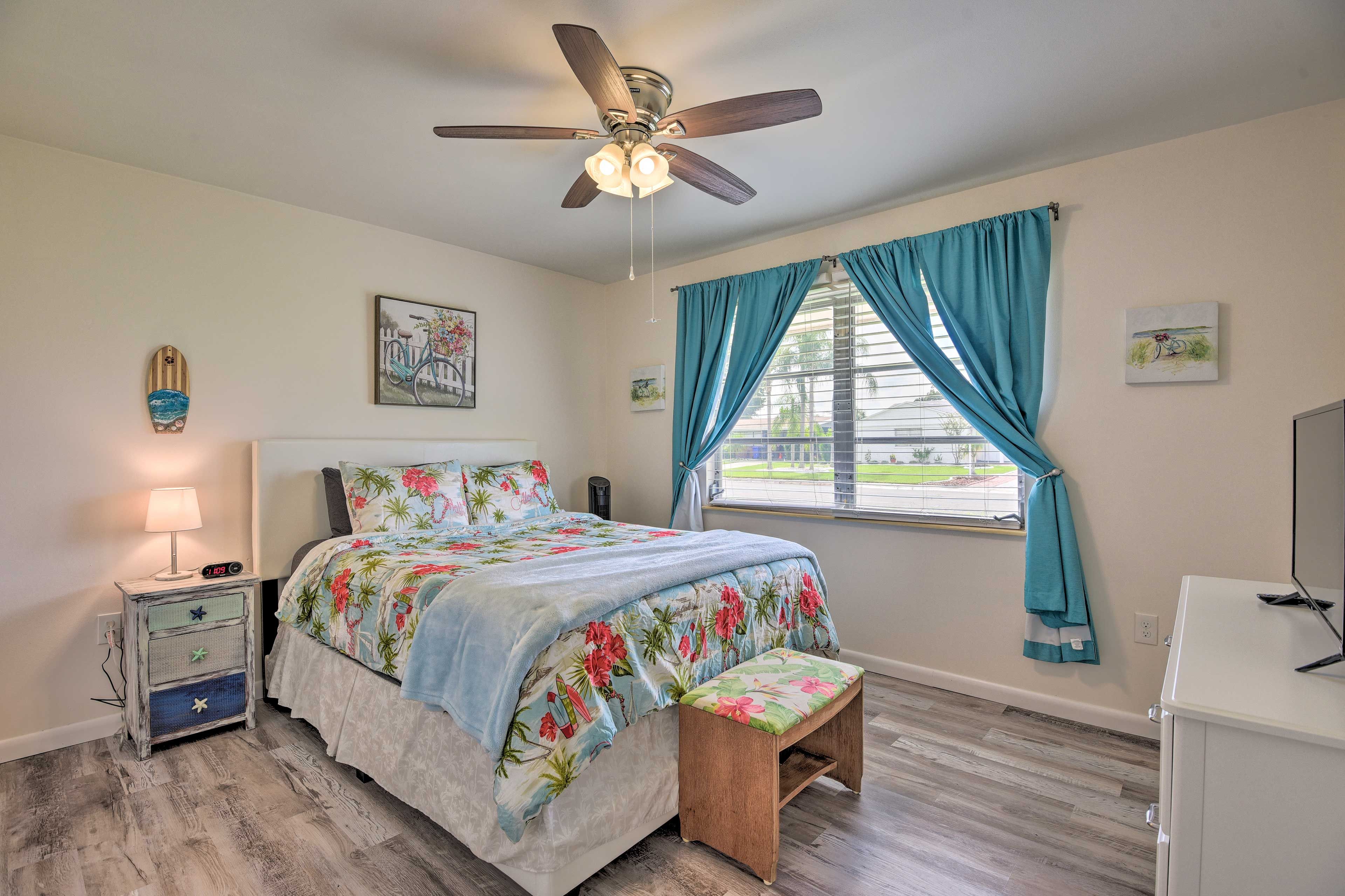 Bedroom 2 | Queen Bed | Smart TV